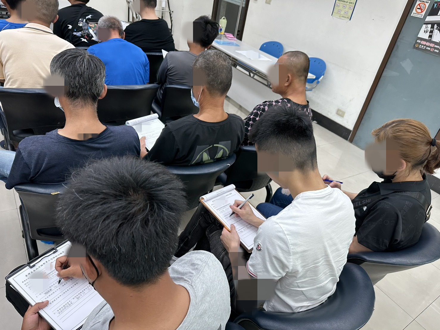 114.6.10最後學員謄寫課後問卷資料。
