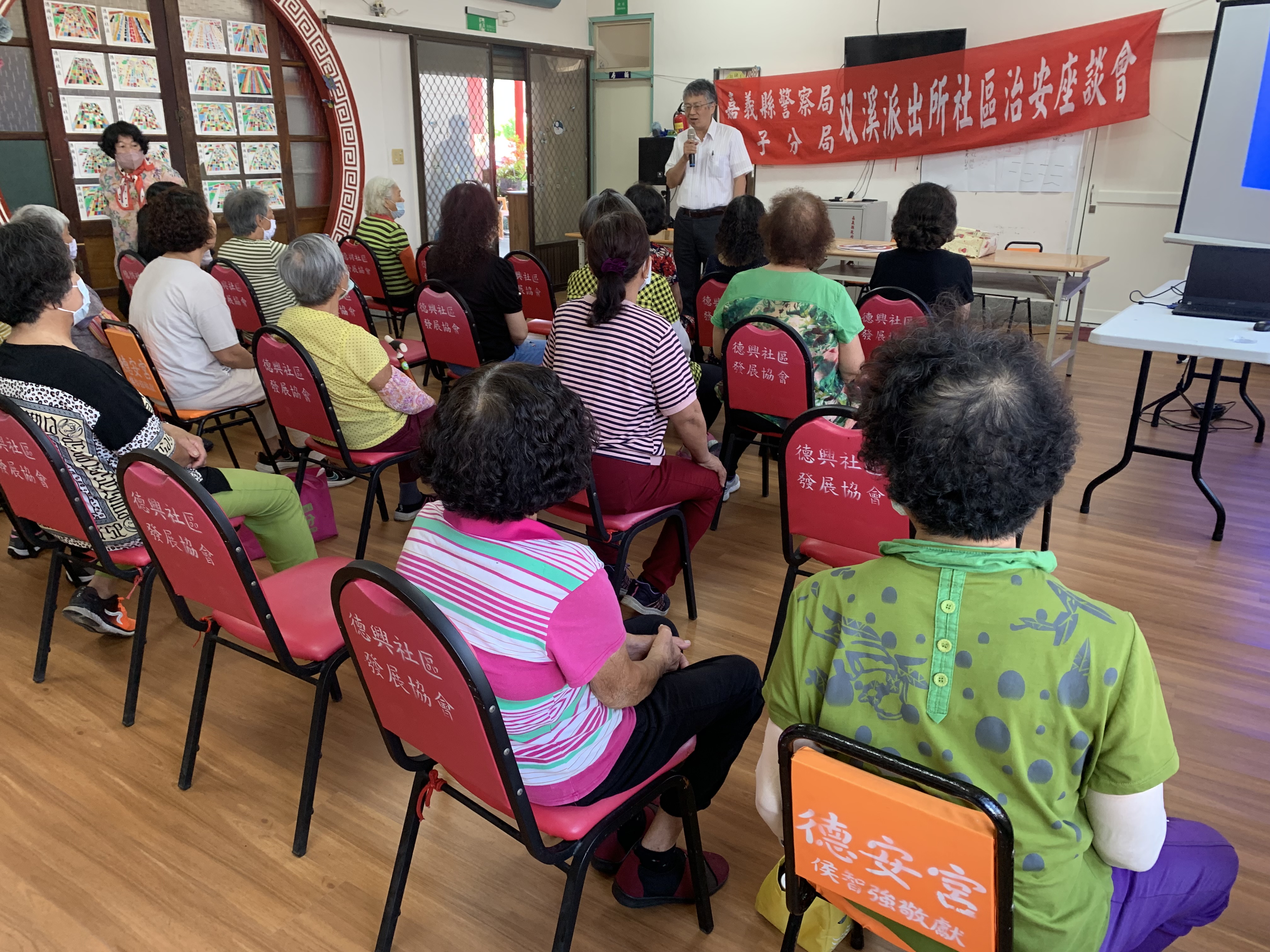 嚴健彰觀護人就當前政府防制詐騙相關作為,識詐、堵詐、阻詐、懲詐進行說明,並針對詐團組織分工、手法進行解析