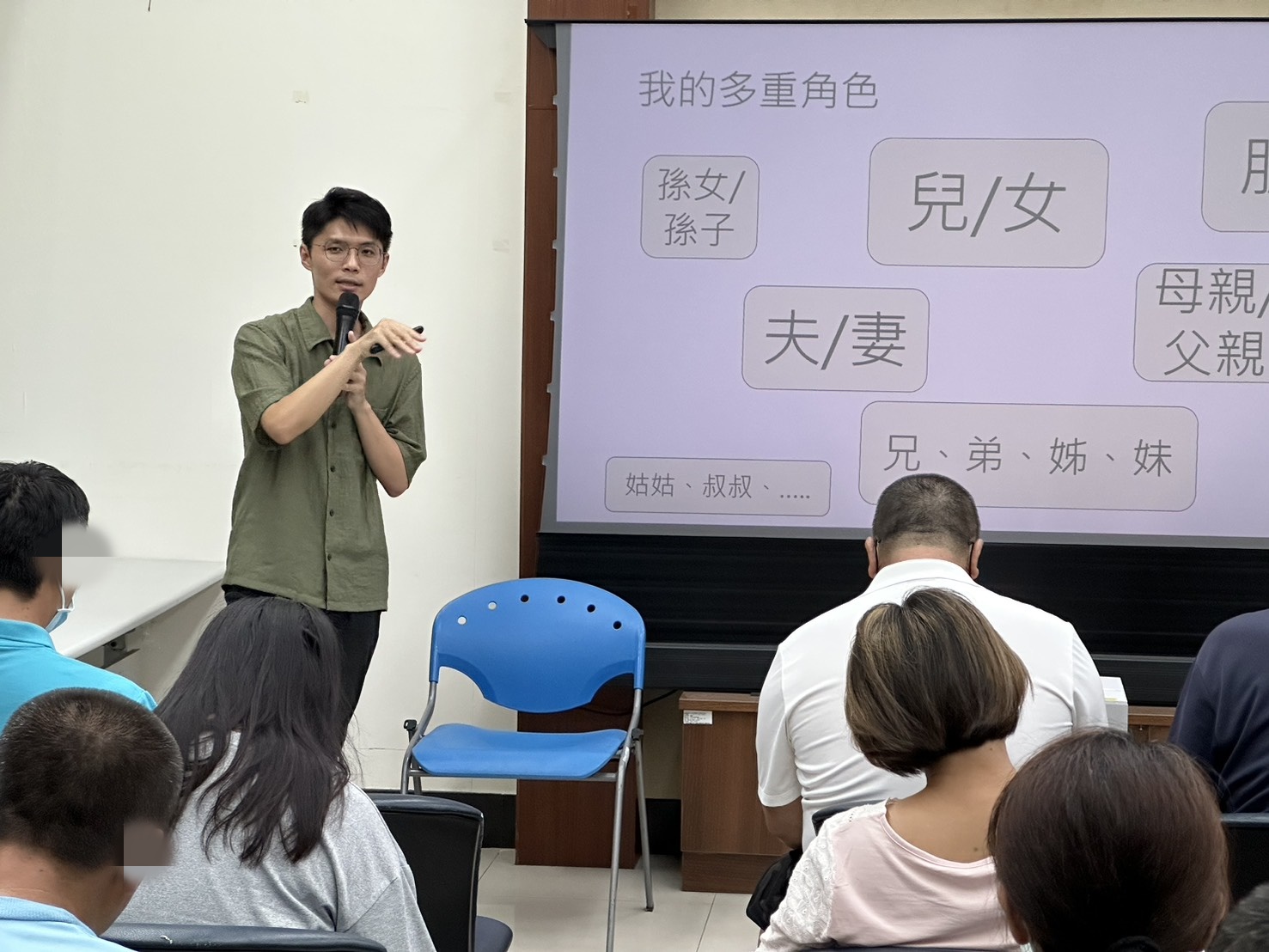 114.7.1陳昭淇職能治療師與學員討論有關人生多重角色議題。