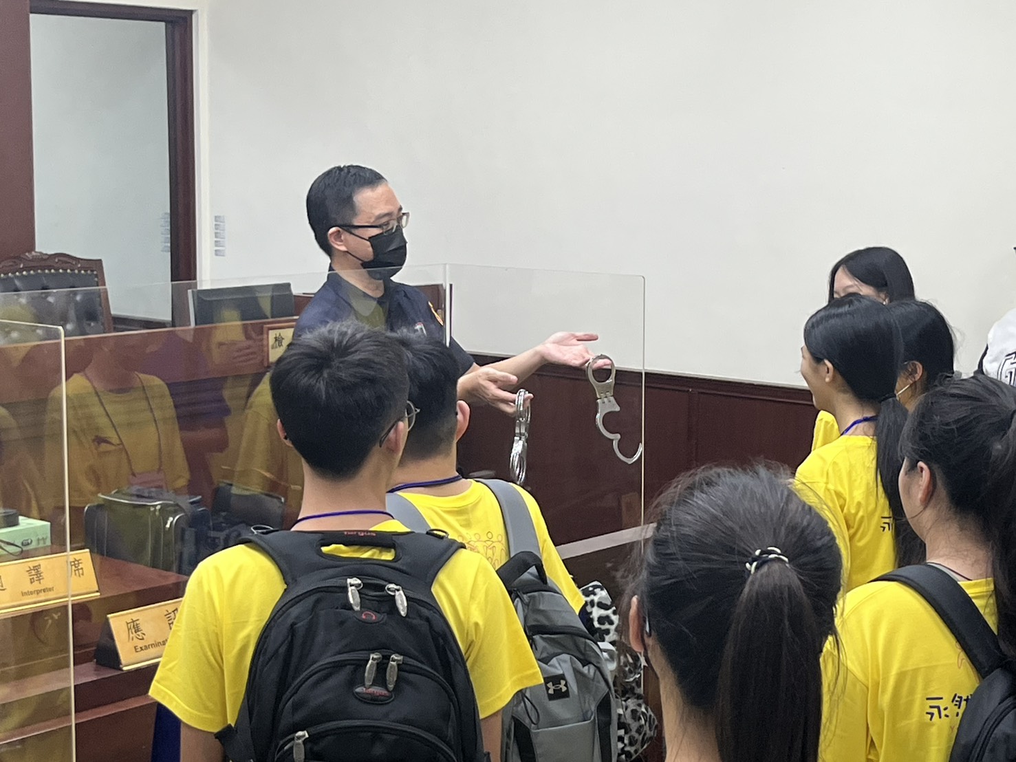 法警帶領學員進行導覽，參觀包括偵查庭在內各項硬體設備，能近距離了解本署實際運作與職能