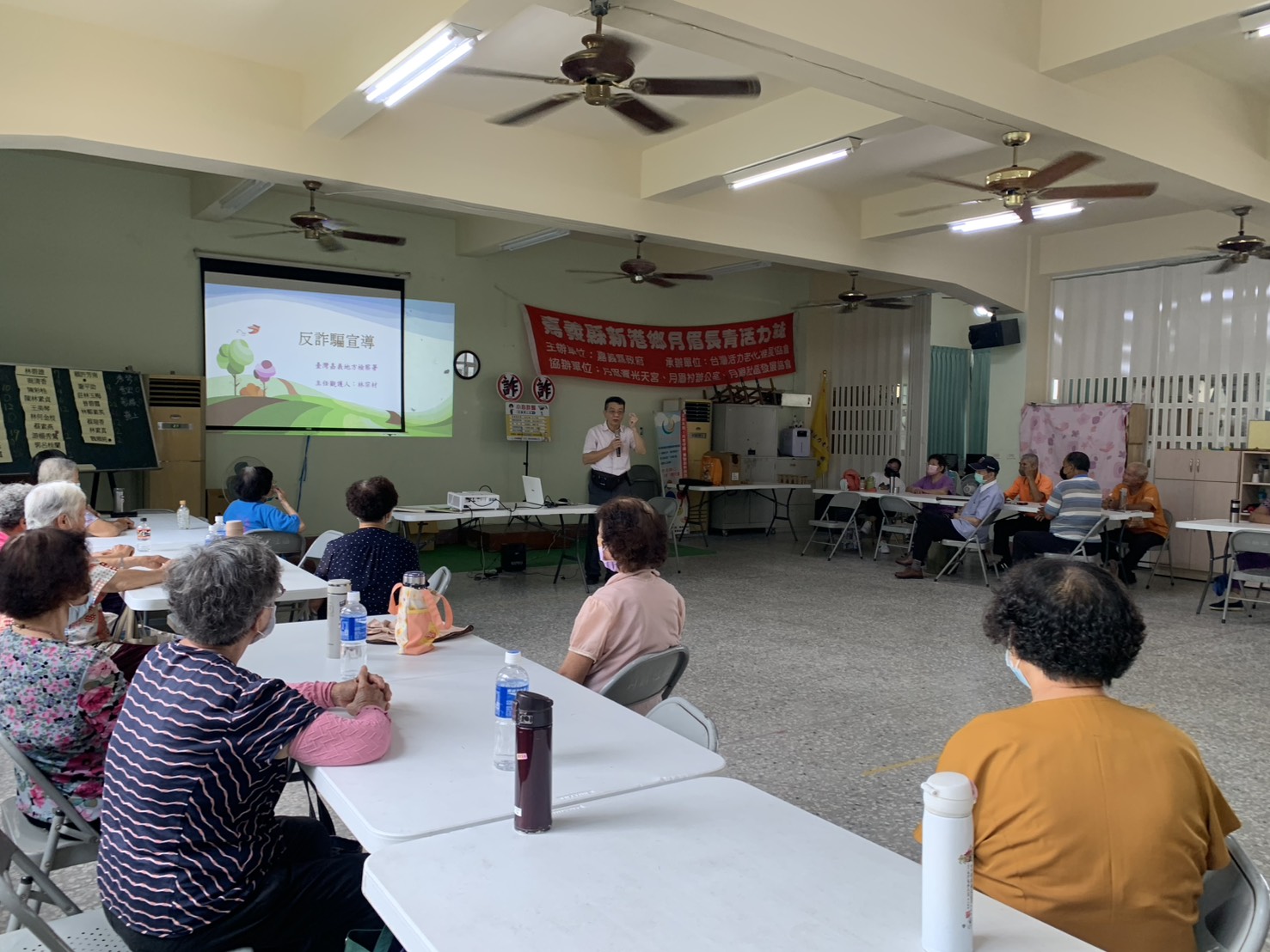 地檢署林宗材主任觀護人提醒在座老人家，把身體照顧好才是他們首要的工作，對於自己不熟悉的不要再去碰觸