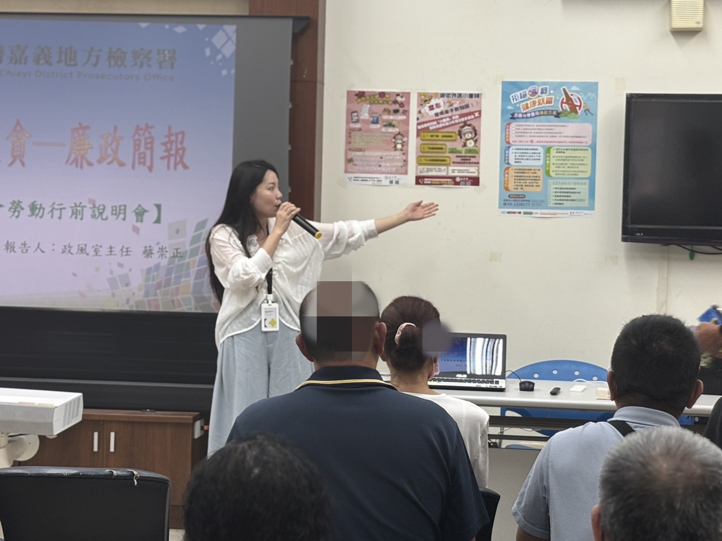 2.嘉義市衛生局人員向社勞人宣導酒癮戒治相關資訊