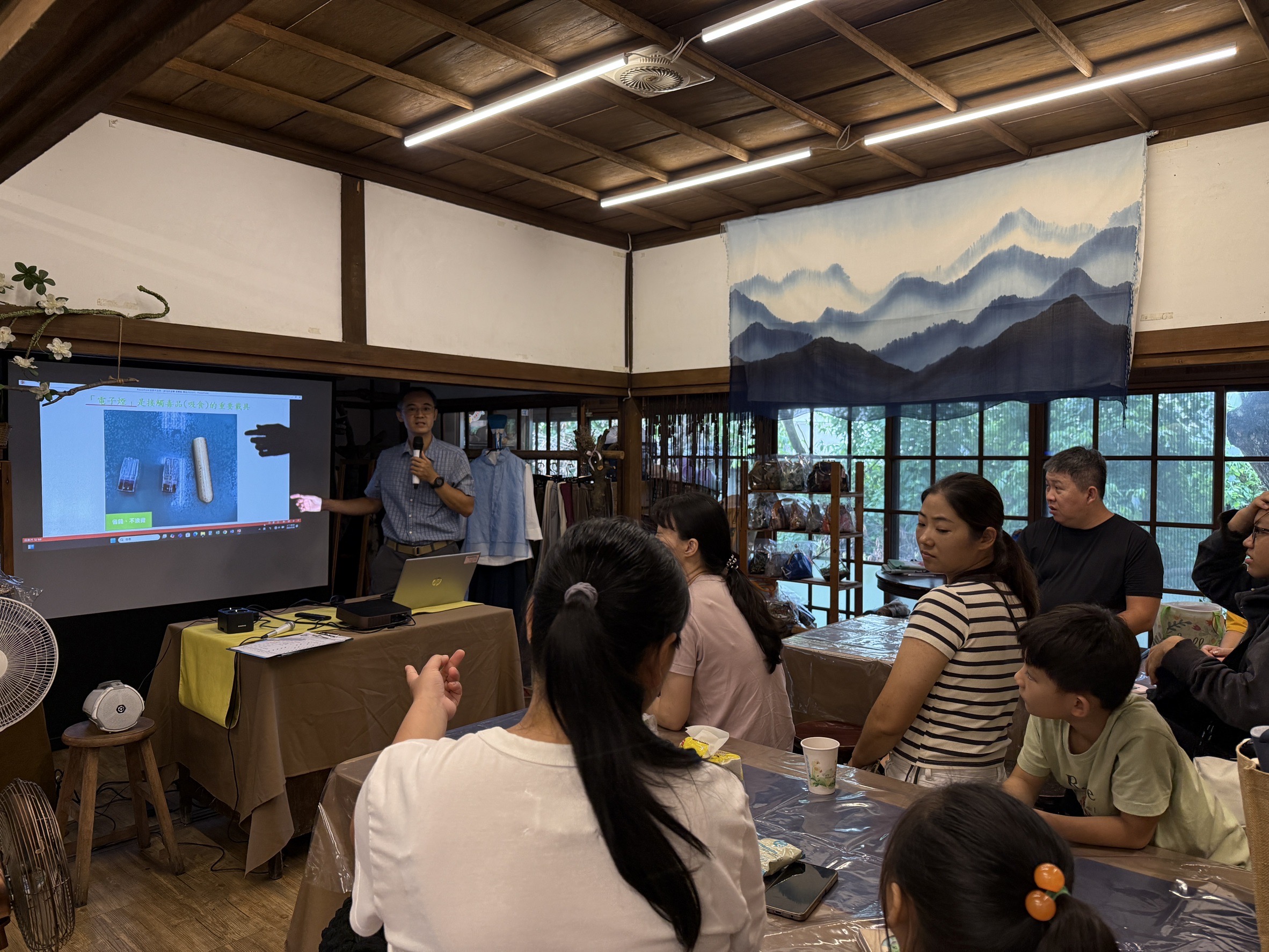 嘉義地檢署7月26日前往移民署嘉義市服務站,進行反詐騙與反毒宣導