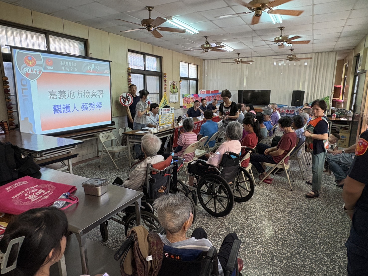 三要-要冷靜思考。要查證165 專線。受騙要報案。