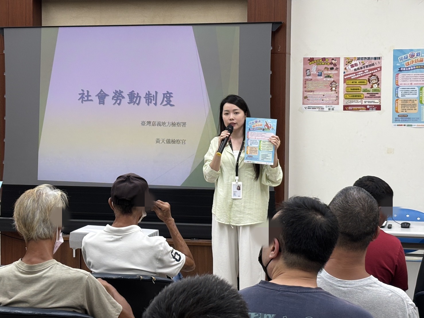 4.嘉義市衛生局人員向社勞人宣導酒癮戒治相關資訊。