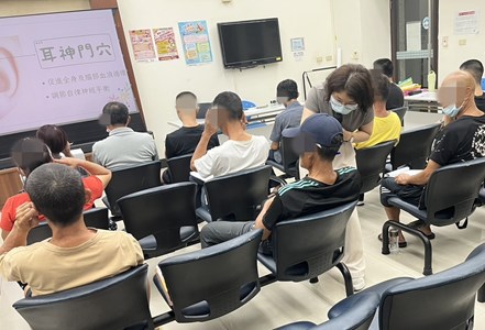 114.9.22張鳳庭芳療師帶領學員認識穴道並教授按摩穴道的方式。
