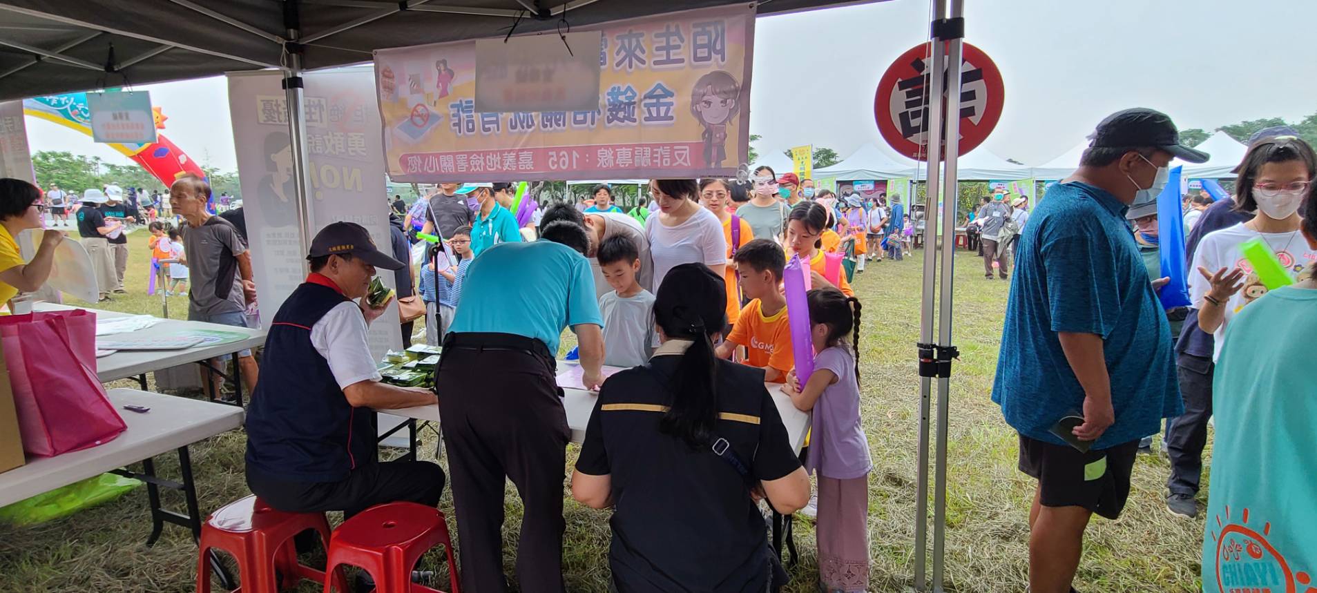 參與家庭沉浸在反詐騙小遊戲 (1)