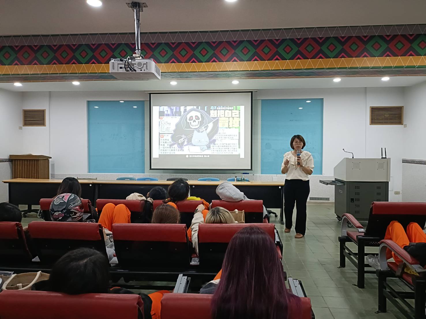 本署羅愛雯觀護人提醒關於來路不明或包裝新奇有趣的零食及飲料應加以防範，避免新興毒品。