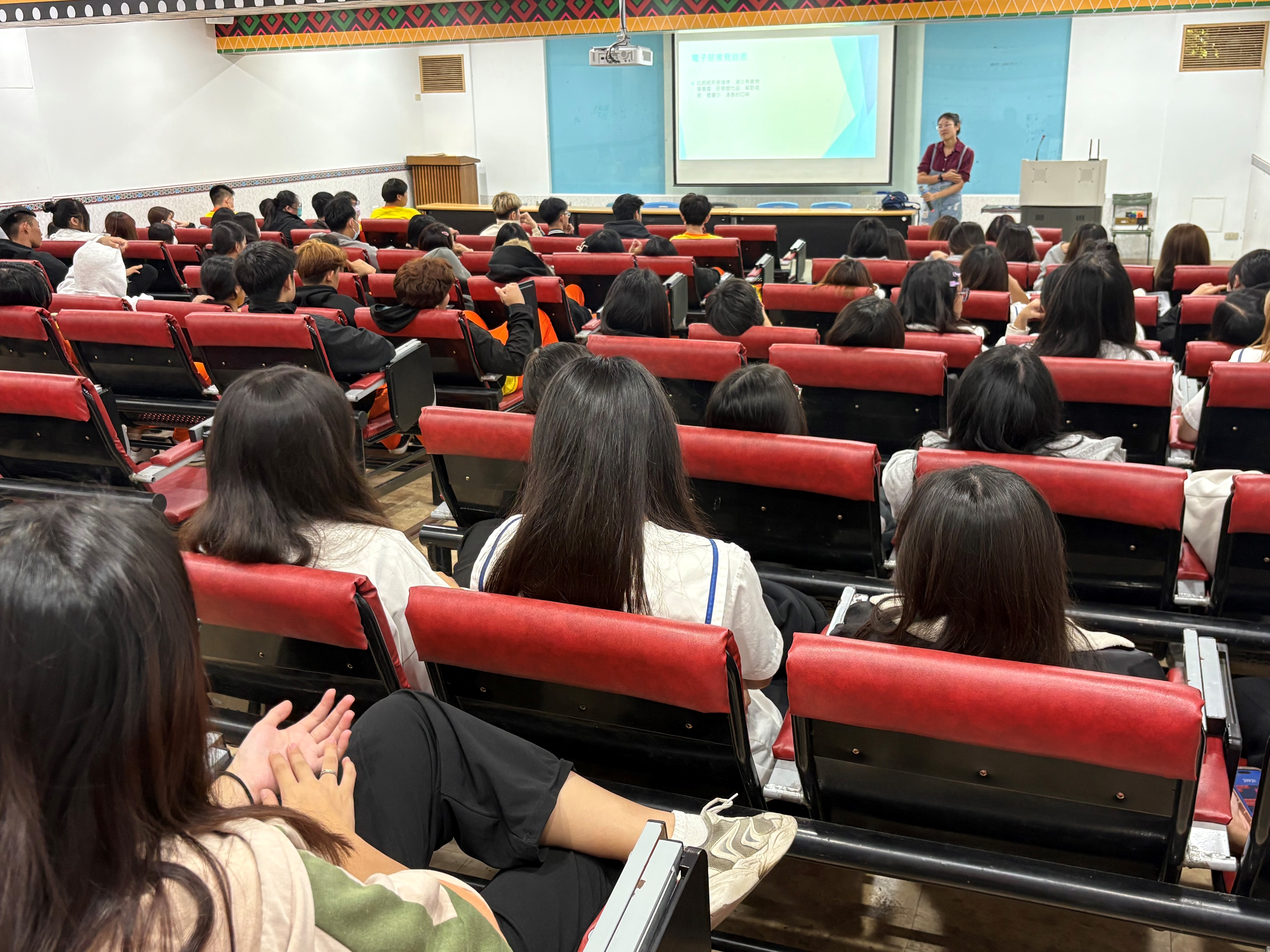 本署張雅雯觀護人提醒同學注意網路社群平臺投放大量輕鬆打工又高薪的廣告可能是詐騙