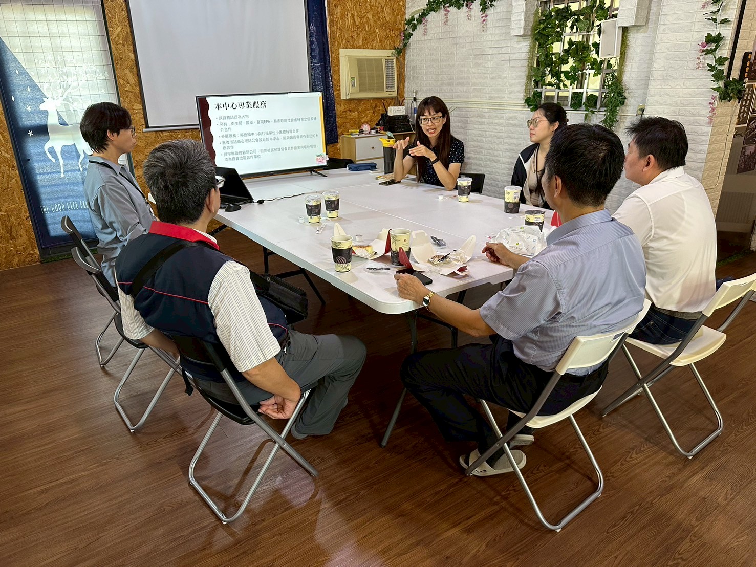 洪司長前往心家藝心理諮商中心參訪，由所長陳雅婷諮商心理師、翁瑞敏諮商心理師及吳宗儒諮商心理師接待