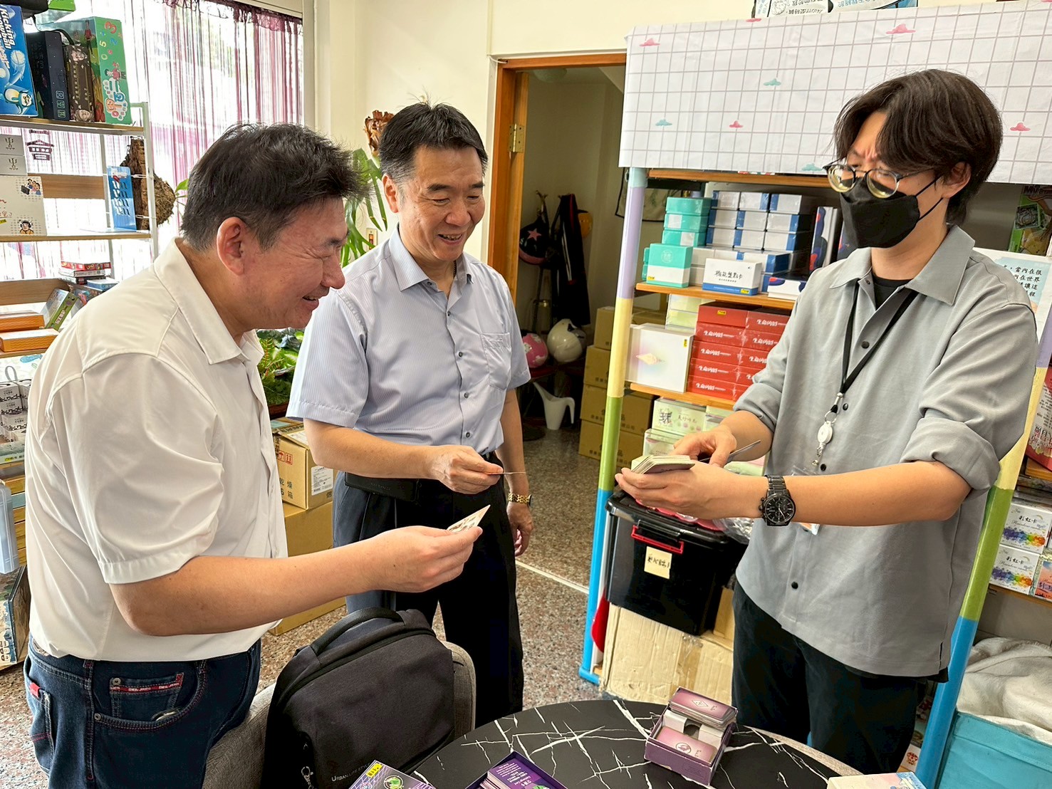 吳宗儒諮商心理師向洪司長說明如何以牌卡介入心理諮商