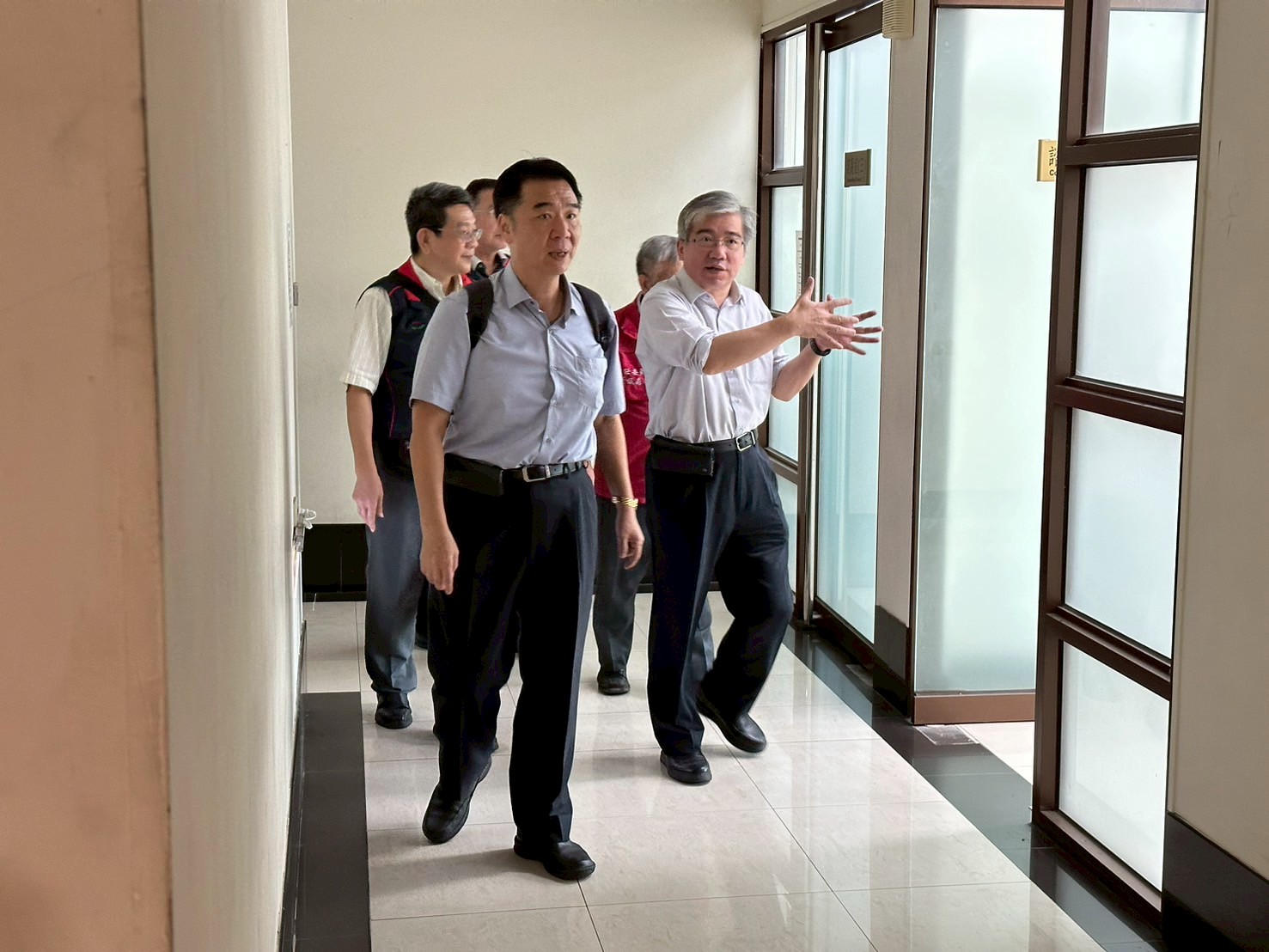 由本署蔡宗熙檢察長親自接待洪信旭司長參觀地檢署