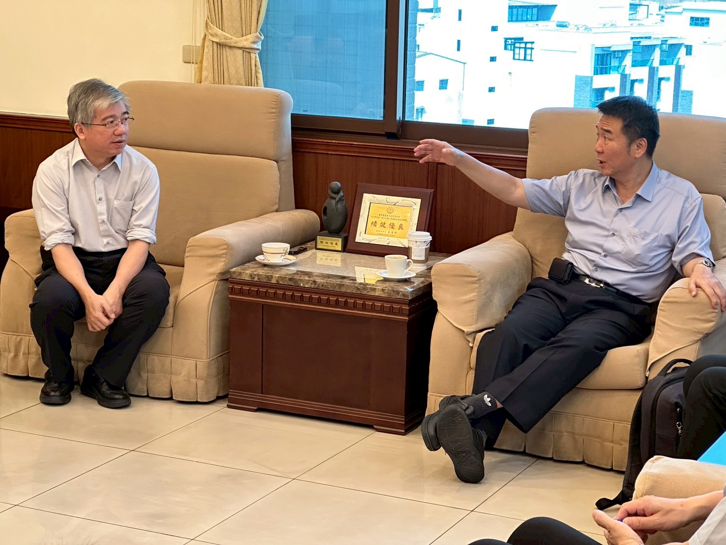 本署蔡宗熙檢察長親自接待洪信旭司長.