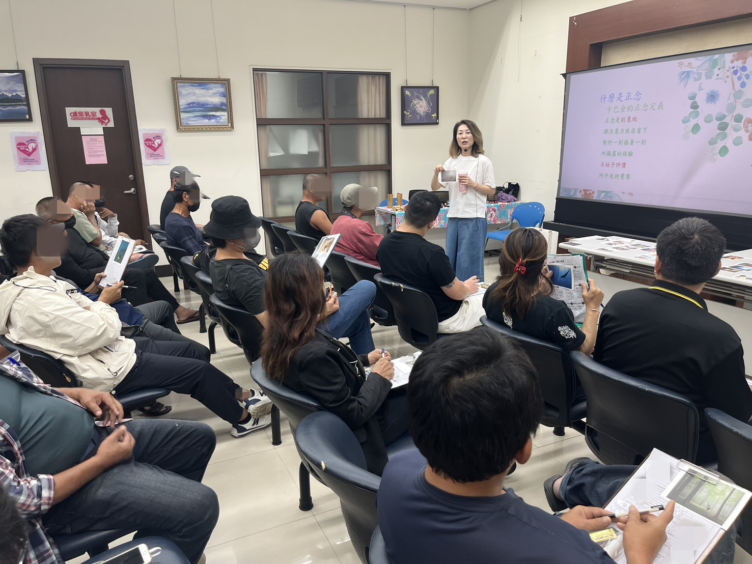 張老師邀請學員分享選擇的牌卡。