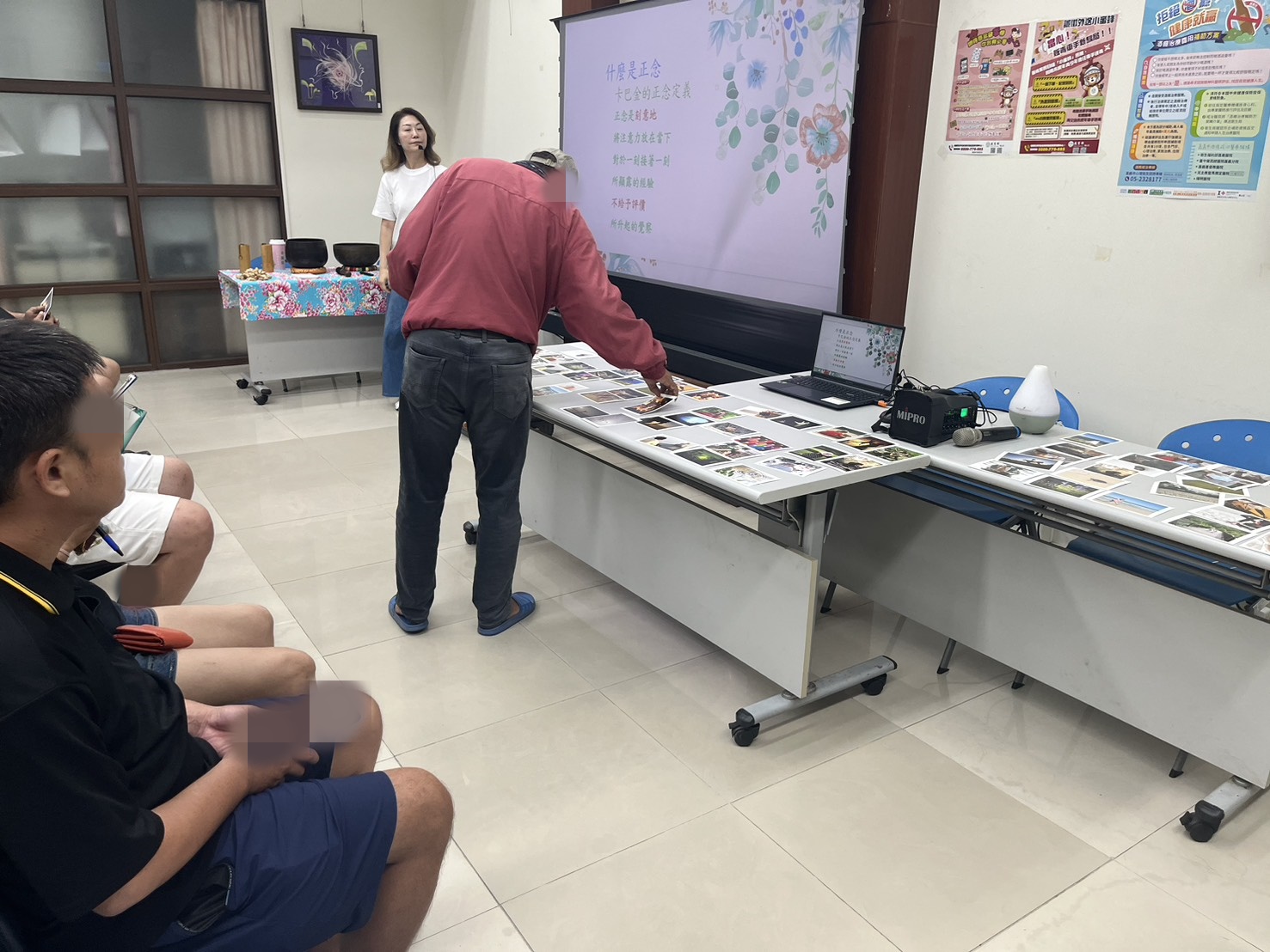 張老師邀請學員選擇牌卡。