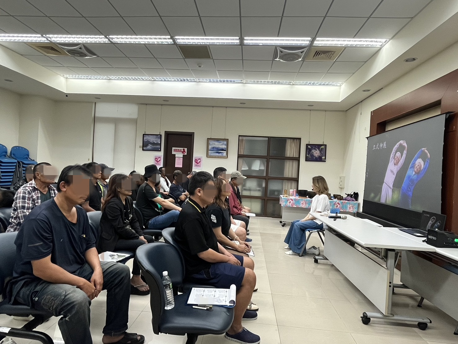 張老師老師帶領學員伸展身體。