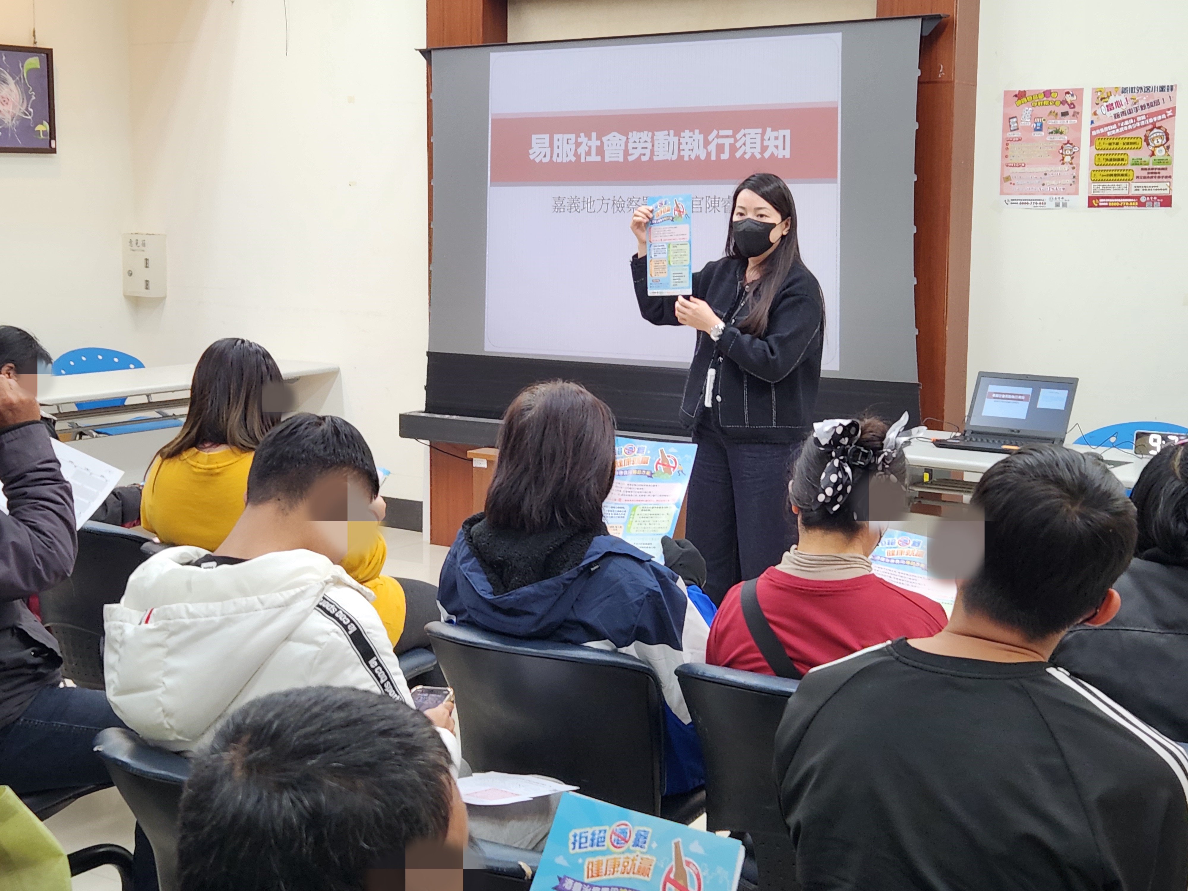 2.嘉義市衛生局人員向社勞人宣導酒癮戒治相關資訊。