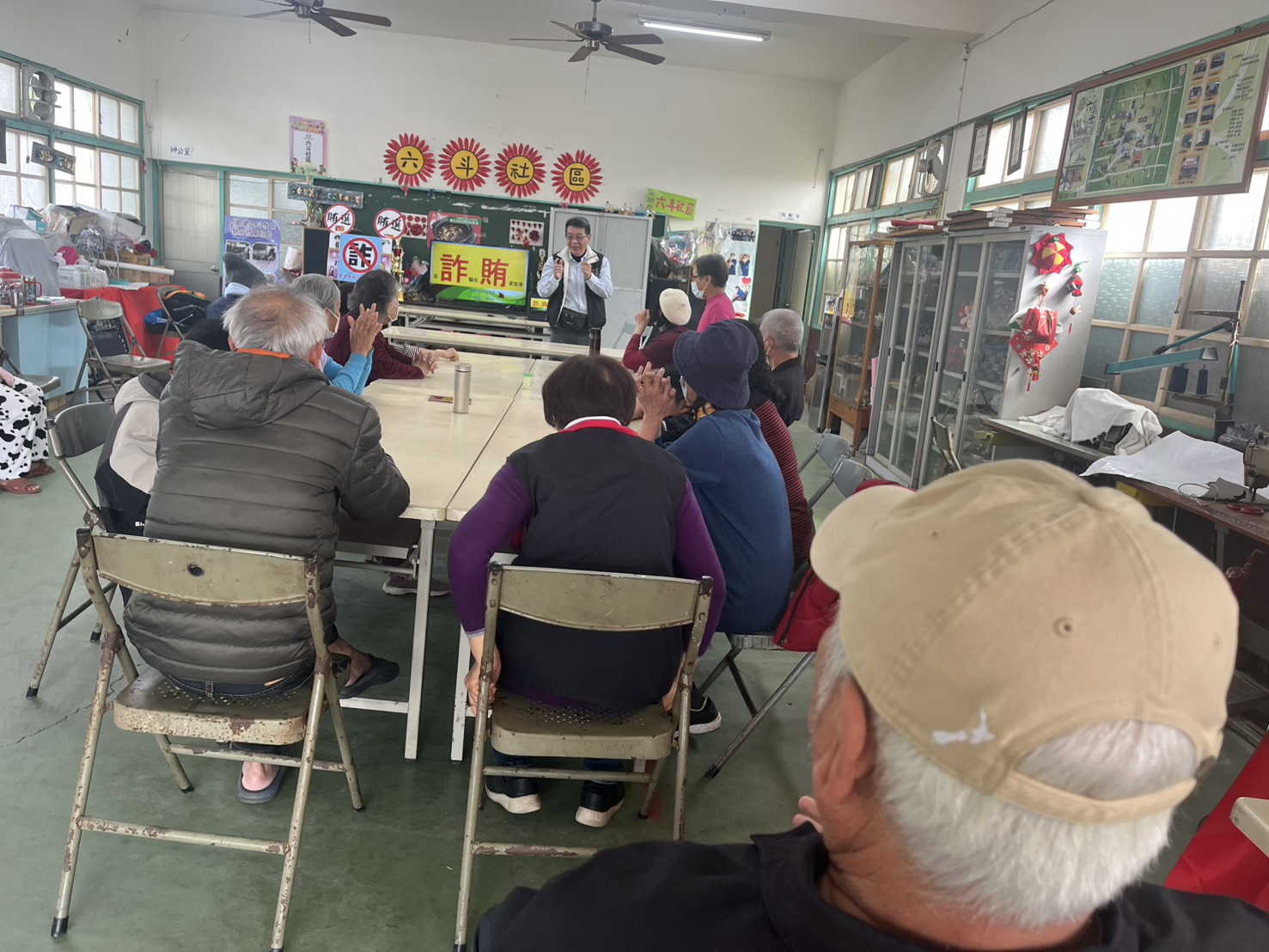 2.林主任觀護人介紹常見的詐騙手法以及因應之道，讓社區長者能有防詐意識