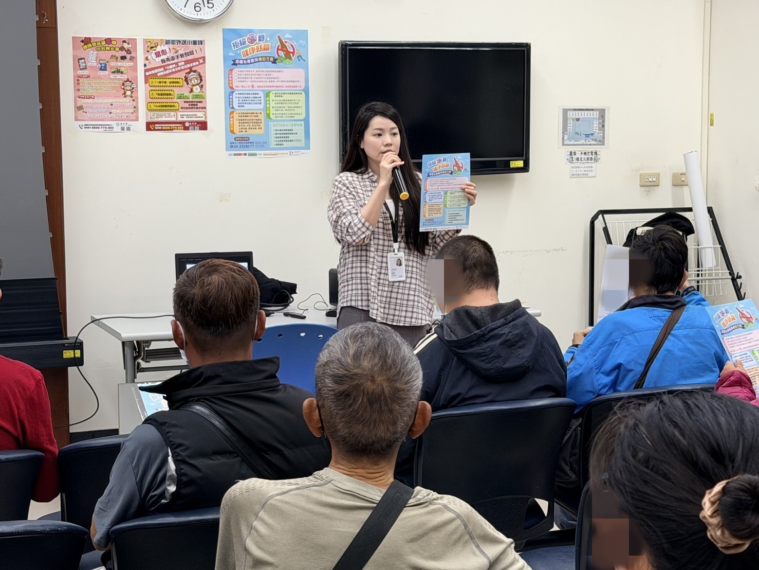 02. 嘉義市衛生局人員向社勞人宣導酒癮戒治相關資訊
