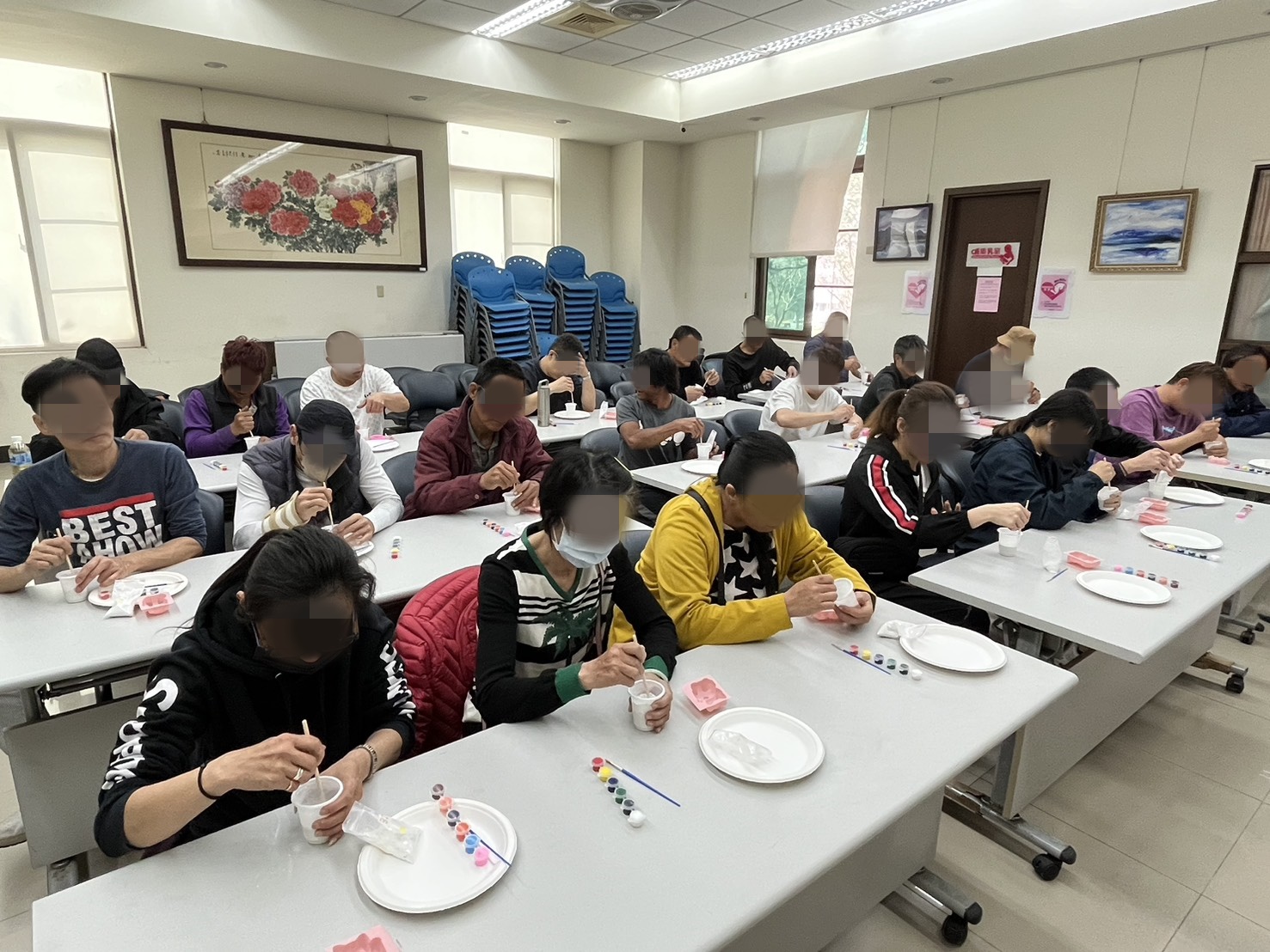 1.課程開始時，考量擴香石製作需較長時間，老師先引導學員進行擴香石製作