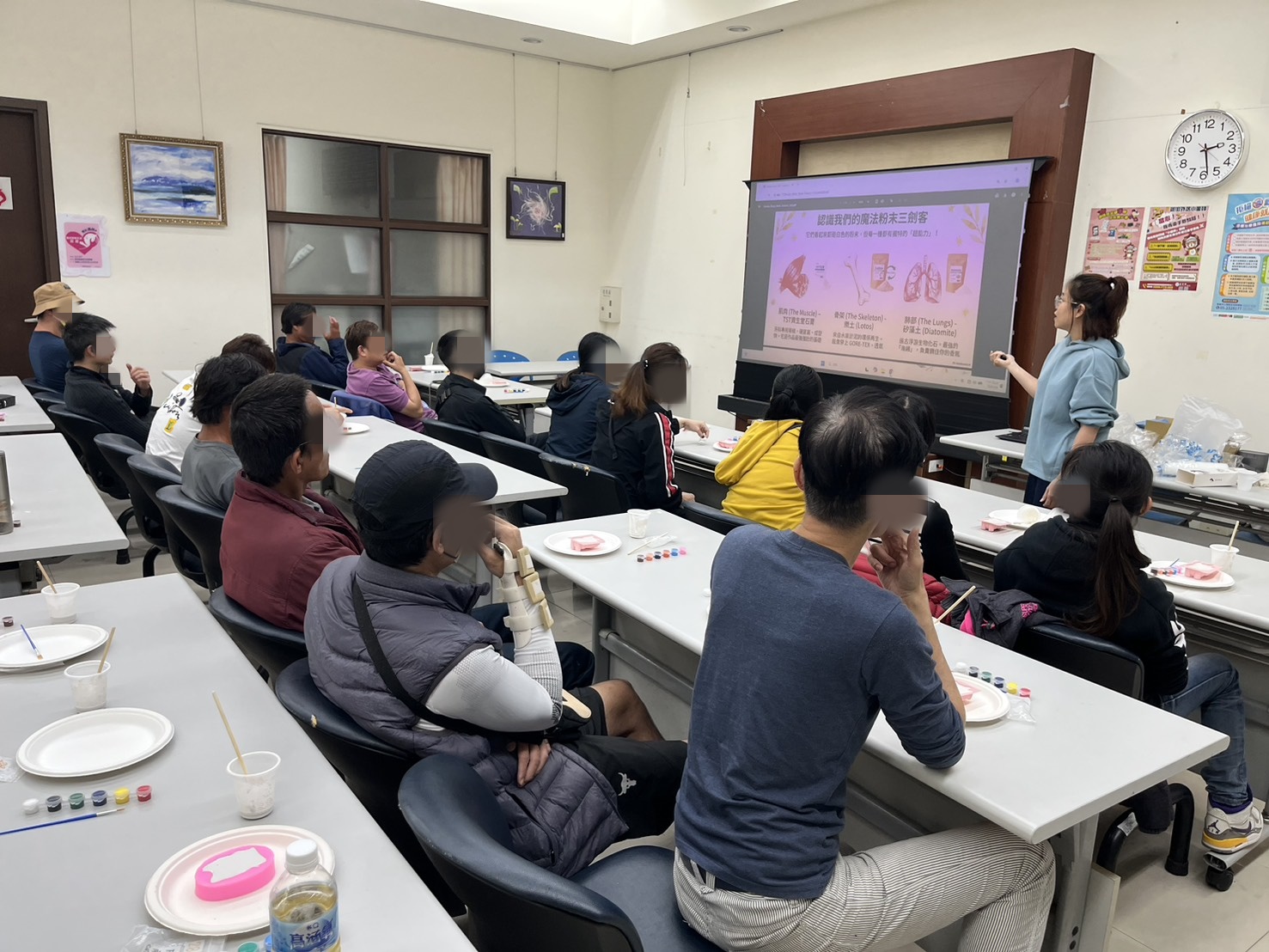 2.等待石膏凝固期間，老師向學員簡單介紹本次課程的材料、製作步驟及相關注意事項