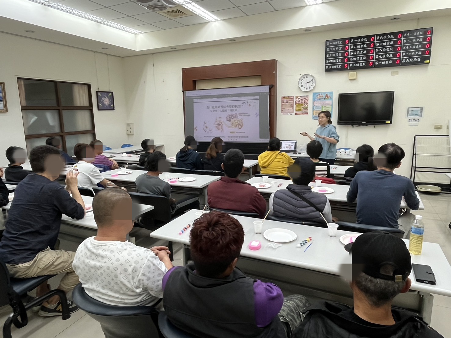 3.老師向學員說明，人之所以會產生快樂感受，與大腦分泌多巴胺有關