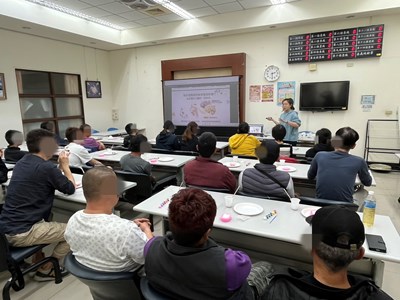 3.老師向學員說明，人之所以會產生快樂感受，與大腦分泌多巴胺有關