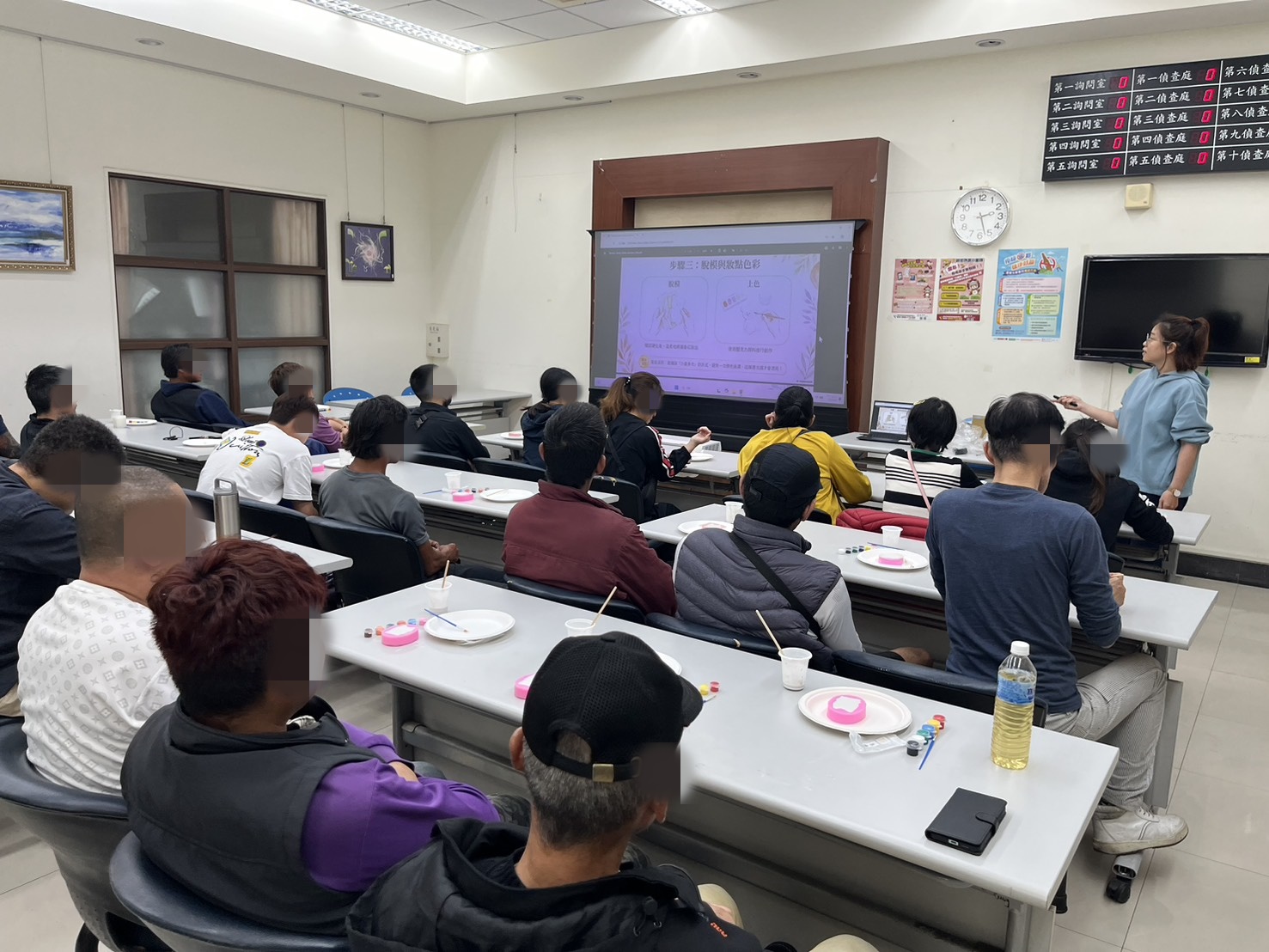 4.老師向學員講解作品最後的脫模與上色流程