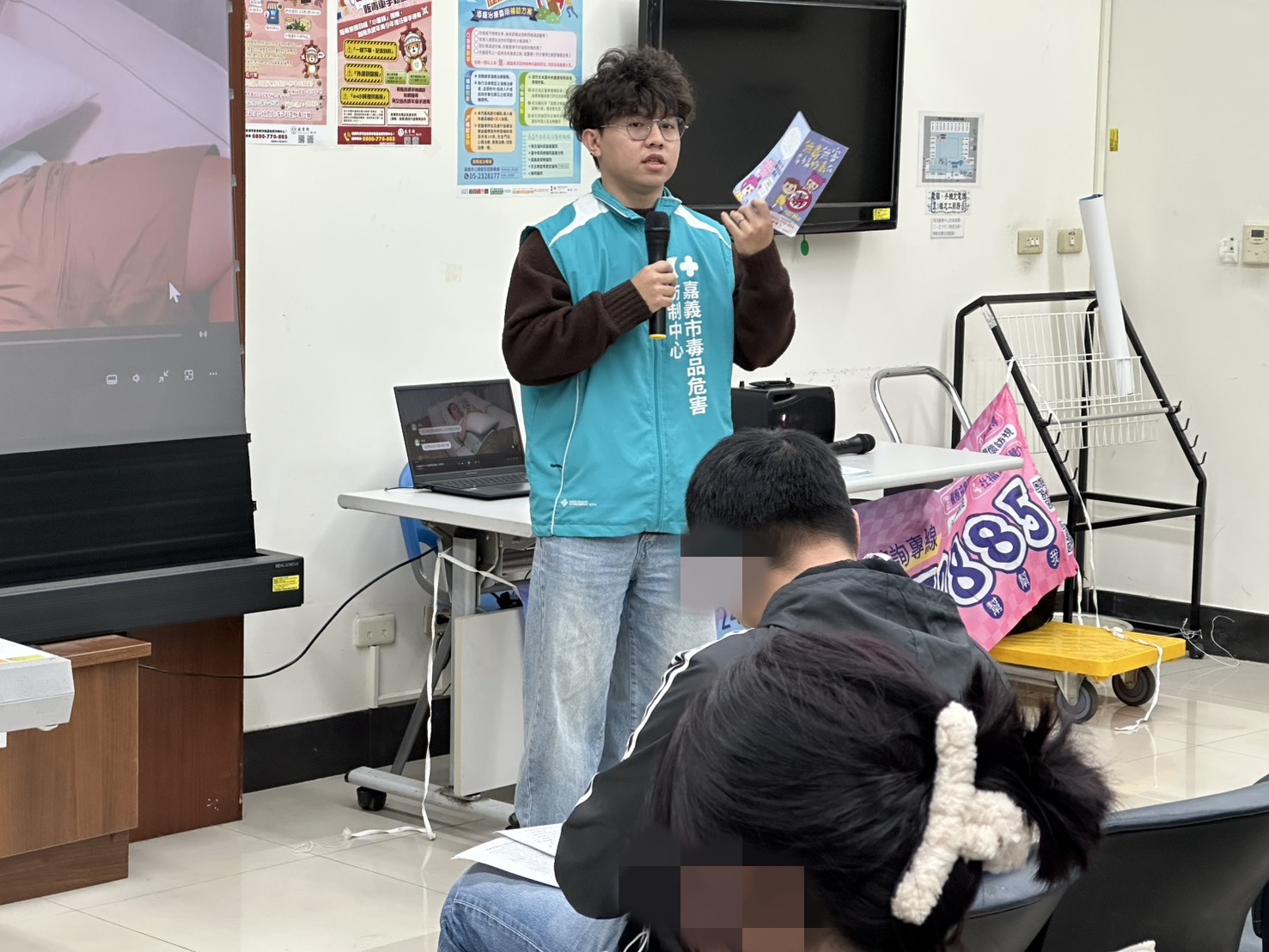 1.嘉義市毒防中心個管員進行反毒宣導