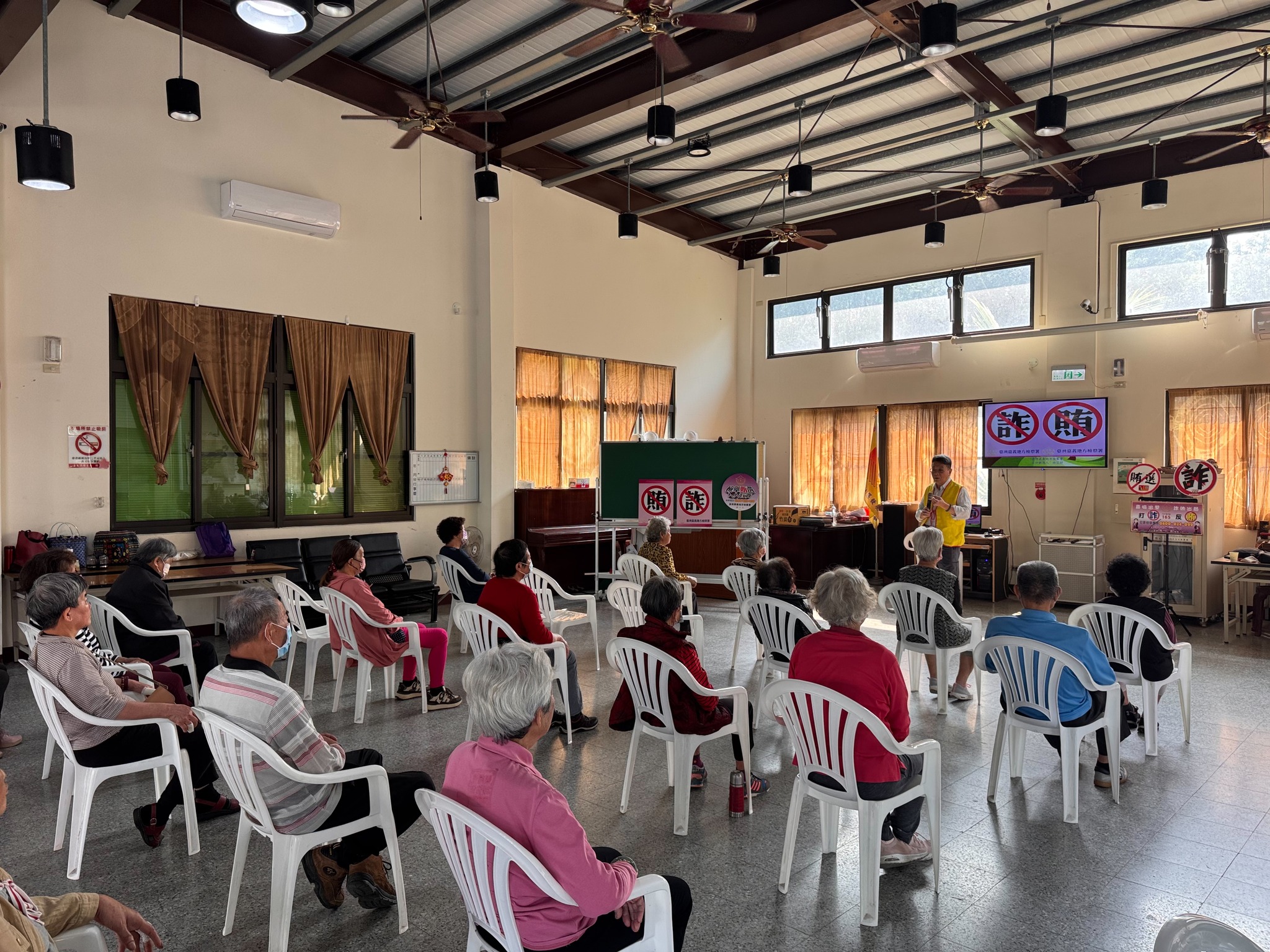 260327-2投資詐騙要小心：提醒大哥大姐，只要標榜「保證獲利」、「穩賺不賠」的投資群組，百分之百是騙人的