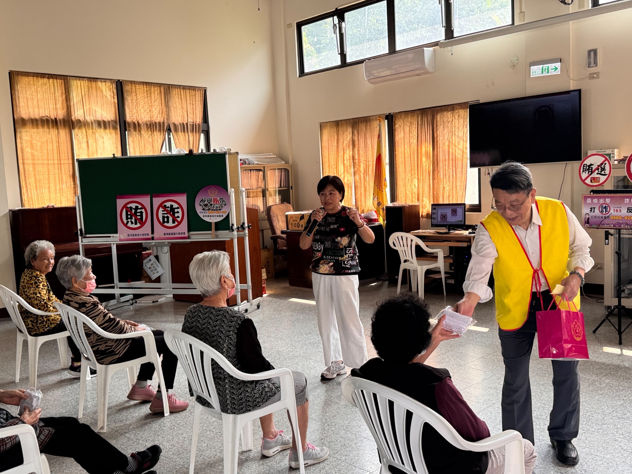 260327-5檢舉獎金獎不停：宣導「檢舉賄選、人人有責」，若發現不法行為，請撥打檢舉專線。身分絕對保密，還有機會獲得檢舉獎金，讓社區環境更清廉