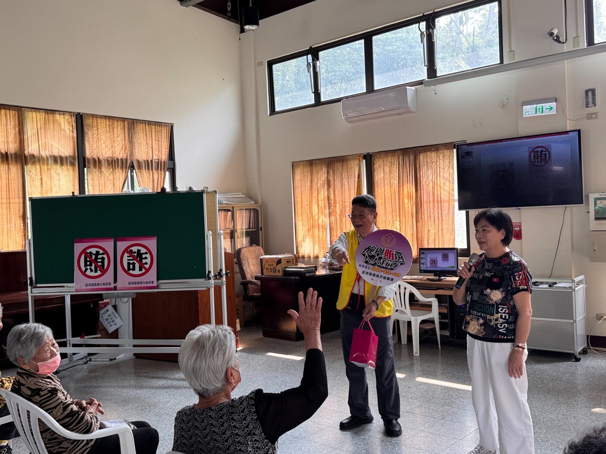 260327-6到了有獎徵答時間，長輩們紛紛展現「學霸」實力，舉手速度快得驚人！看著大家領到小禮物時開心的笑容，深深感受到法律宣導的意義。