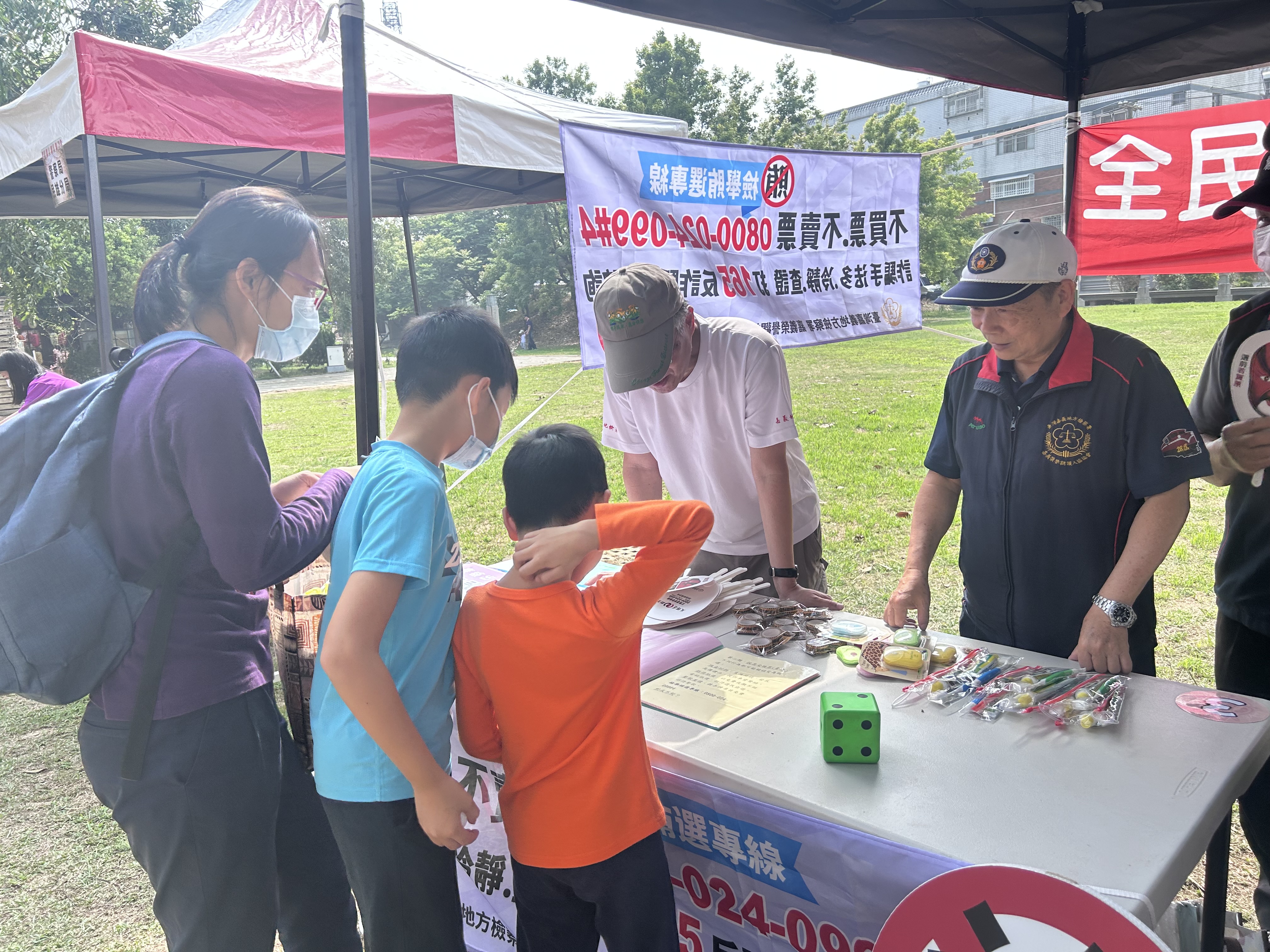 260329-5宣導活動吸引許多民眾前來參與，透過互動問答、趣味宣導品等方式，讓現場氣氛熱絡