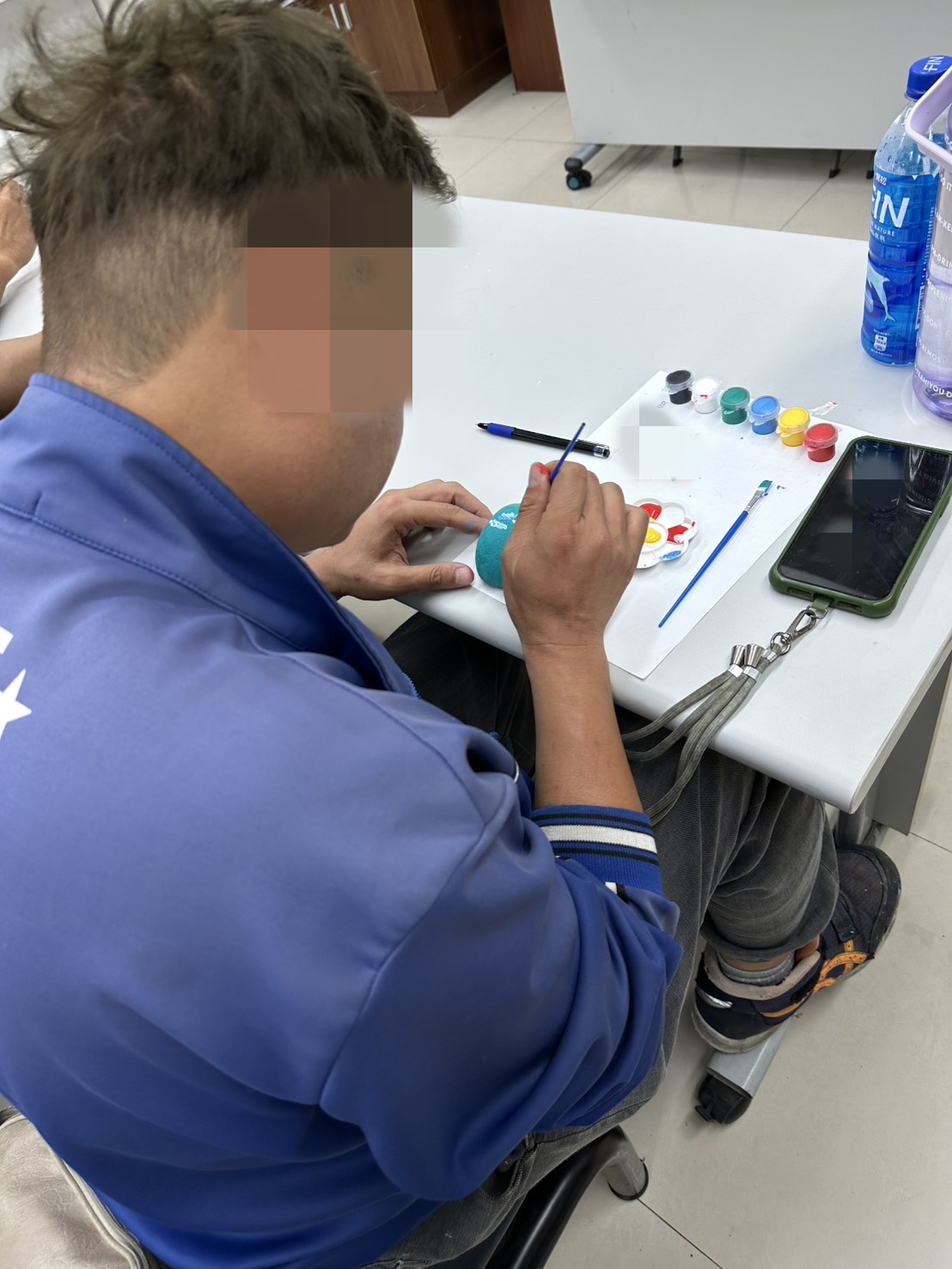 4.學員專注投入石頭繪製活動，將內在感受轉化為具體圖像呈現