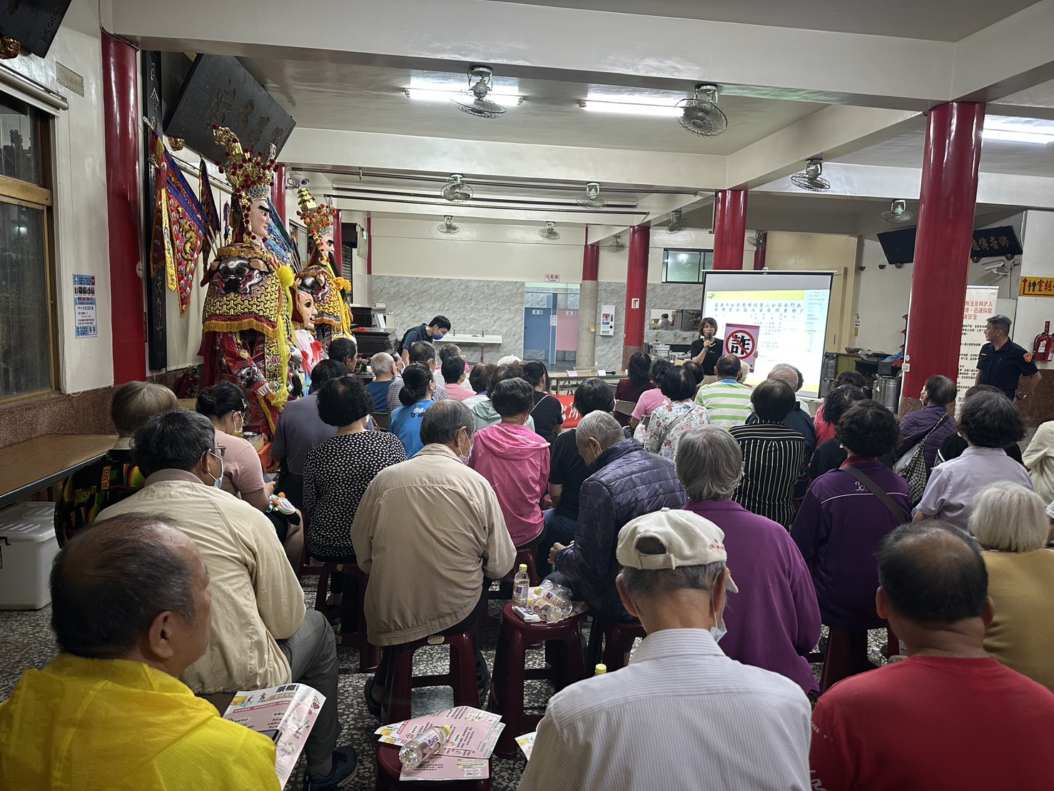 260416-2現場透過互動問答方式，加深長者印象，氣氛熱絡。