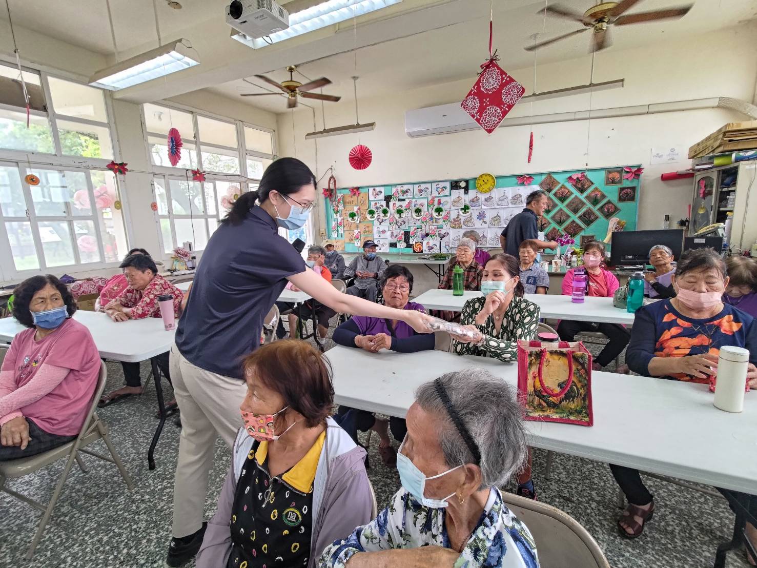 260505-3嘉檢帶著滿滿的防詐秘笈，透過模擬真實案例影片、熱烈的有獎徵答，與阿公阿嬤們開心互動