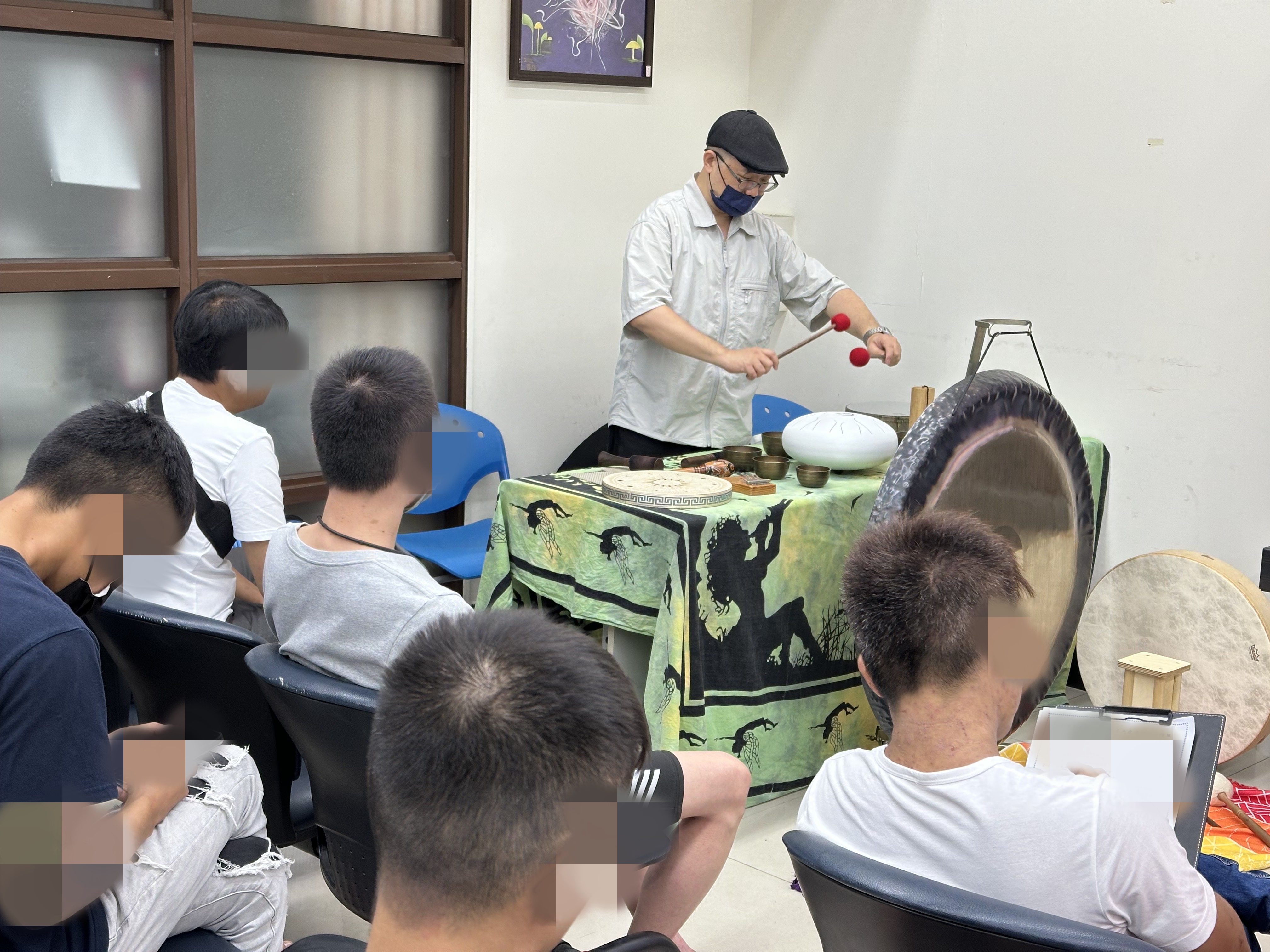 5.講師敲擊空靈鼓，讓學員感受其帶來沉澱思緒效果
