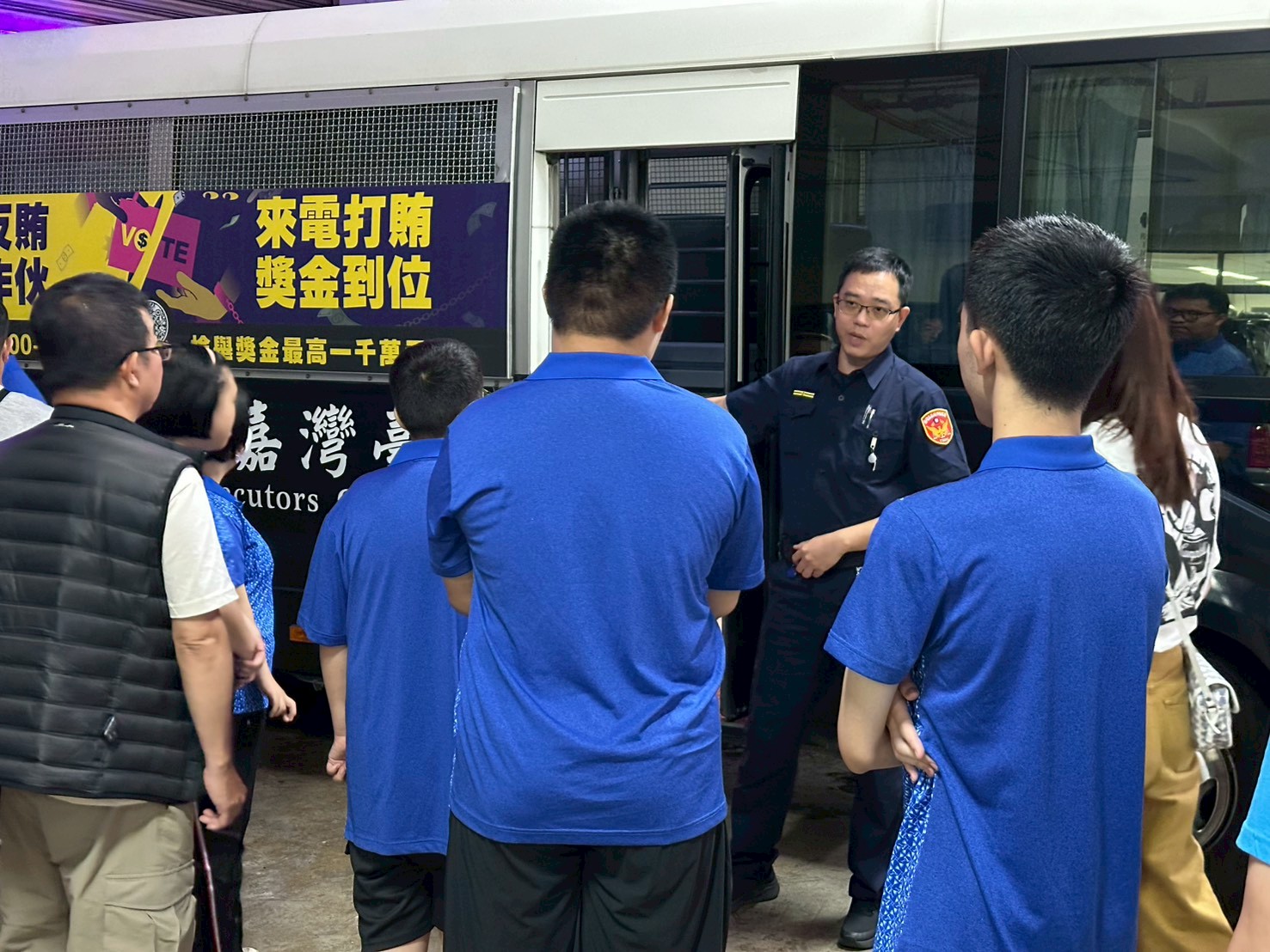 260514-4法警帶領學生實地參訪司法的核心場域-警備車