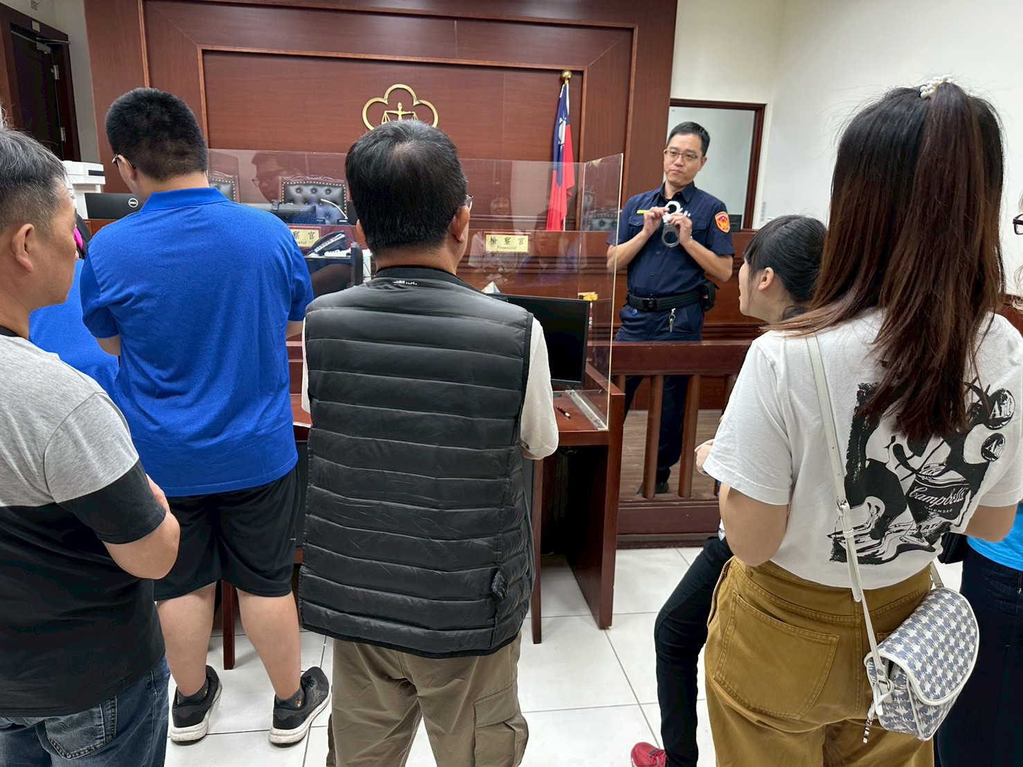 260514-3法警帶領學生實地參訪司法的核心場域-偵查庭