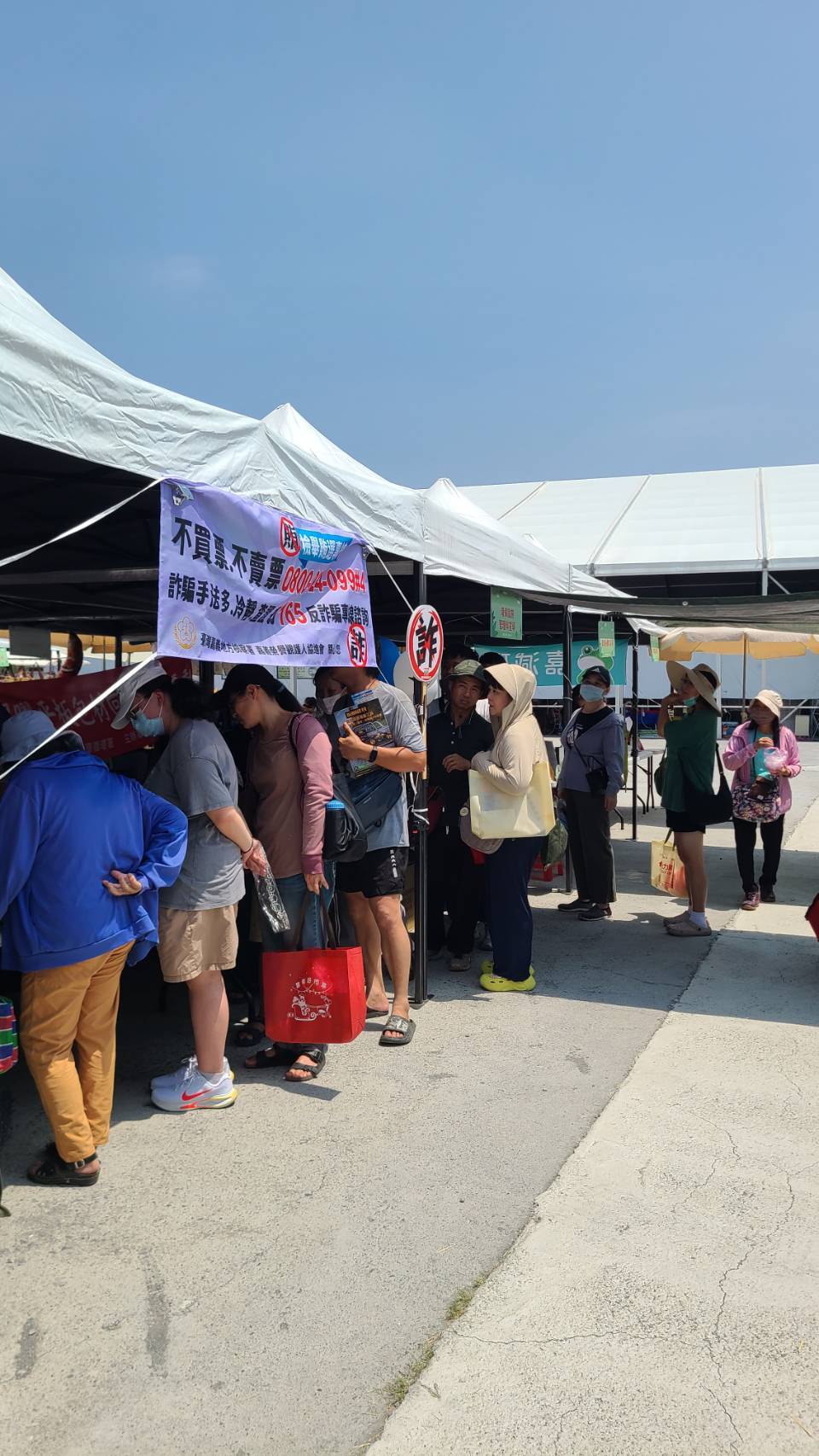 260531-6嘉義地檢署的宣導攤位準備了豐富的文宣品與互動小禮物，現場互動氣氛熱烈。