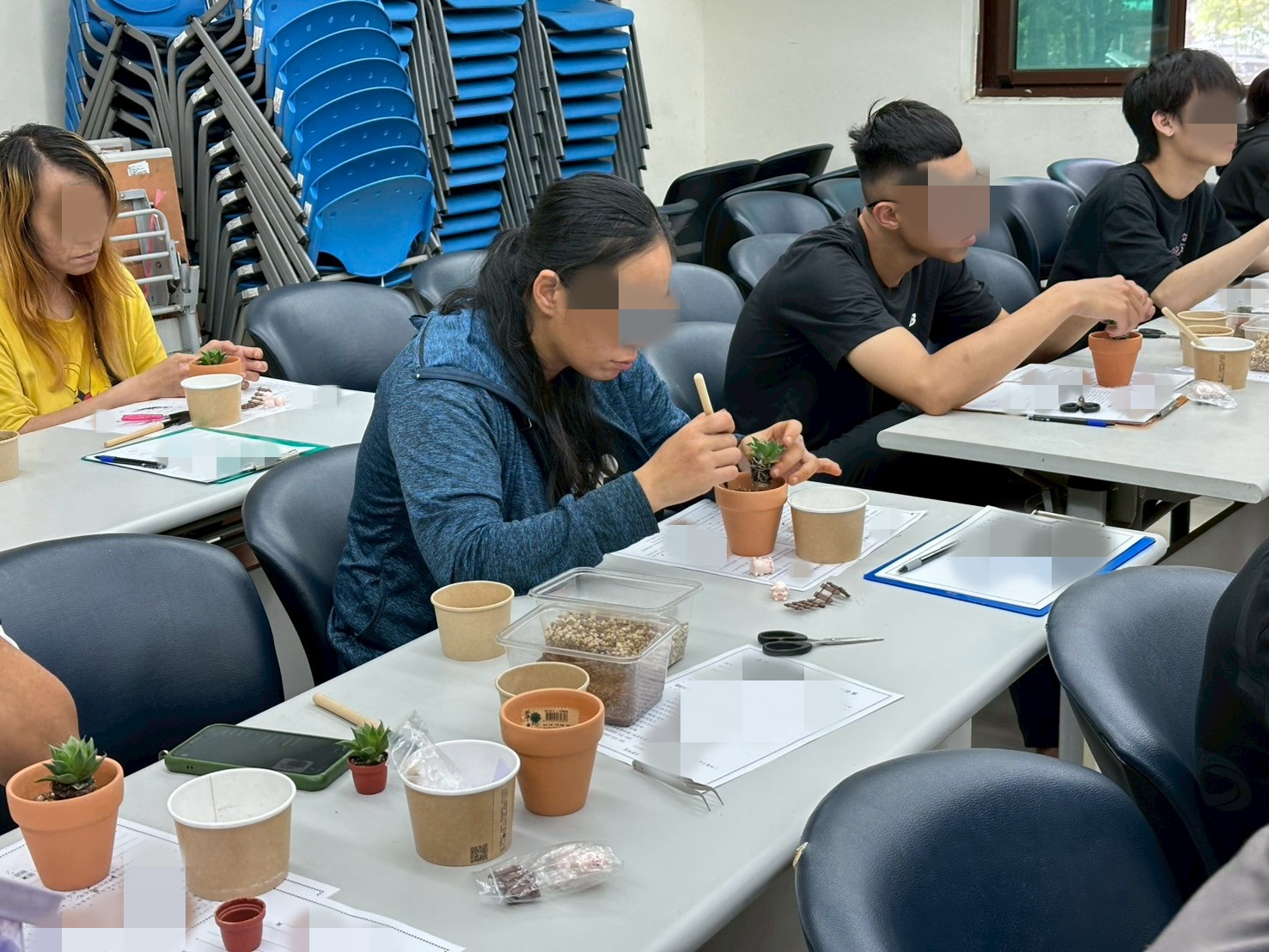 3.學員專注投入多肉植物盆栽創作，細心調整植物擺設與裝飾配置