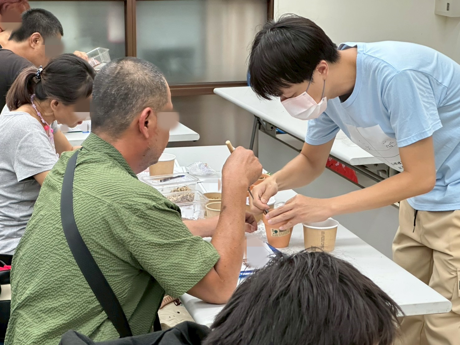 2.講師協助學員進行多肉植物栽種，帶領其透過手作過程培養專注力與耐心