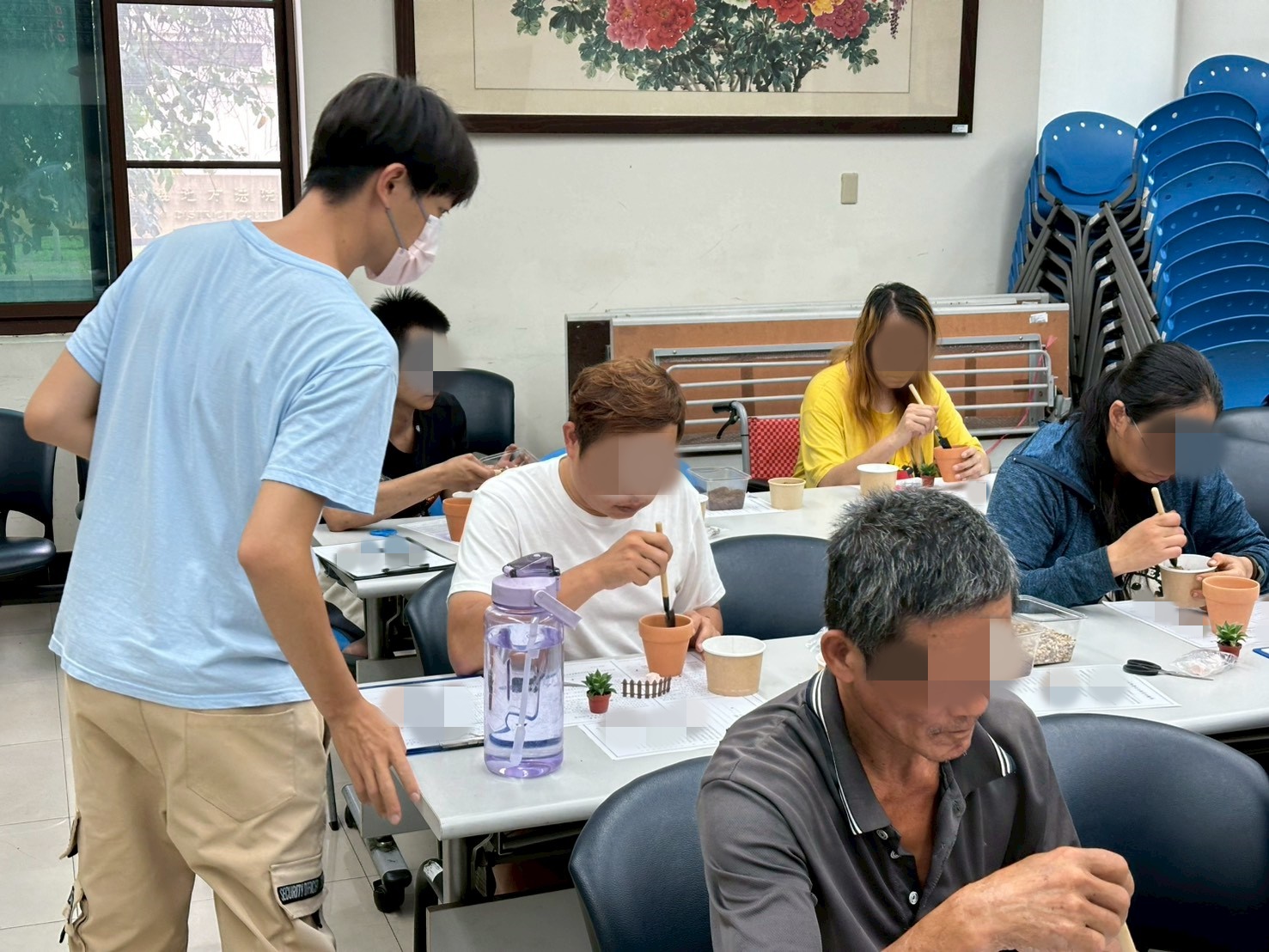1.講師向學員說明多肉植物盆栽製作方式，並逐步指導植物栽種與土壤配置技巧