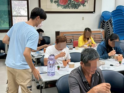 1.講師向學員說明多肉植物盆栽製作方式，並逐步指導植物栽種與土壤配置技巧