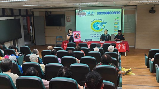 260626-1嘉義地檢署羅觀護人前往嘉義市第二分局新南派出所舉辦之宣信里社區治安會議宣導反詐騙及反賄選相關知識。