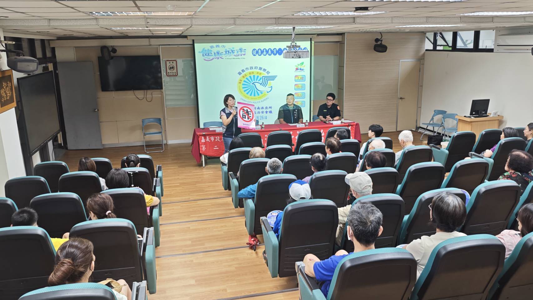 260626-2針對常見的假投資詐騙、假冒健保局、地檢署、警察機關等公務機關名義實施詐騙，以及運用AI變聲技術冒充親友或政府機關人員等新型態詐騙手法進行說明。