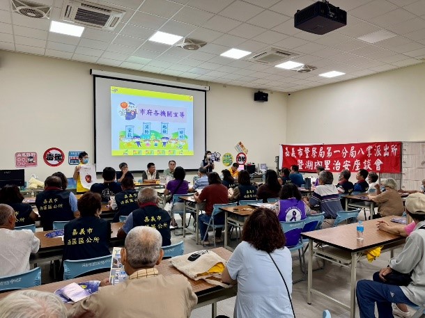 260626(2)-1嘉義地檢署蔡觀護人日前在嘉義市政府警察局第一分局八掌派出所轄內的「湖內里活動中心」，參與湖內里治安會議並展開法治宣導