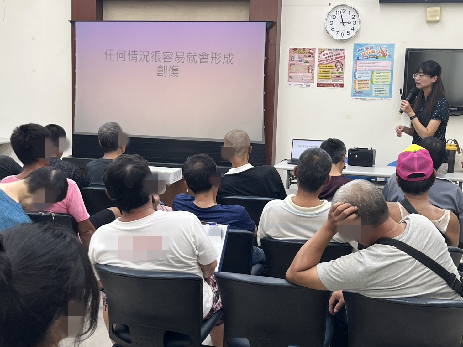 2.陳雅婷諮商心理師說明創傷形成的歷程及其與成癮行為之間的關聯，協助學員理解創傷對情緒、認知及行為的影響