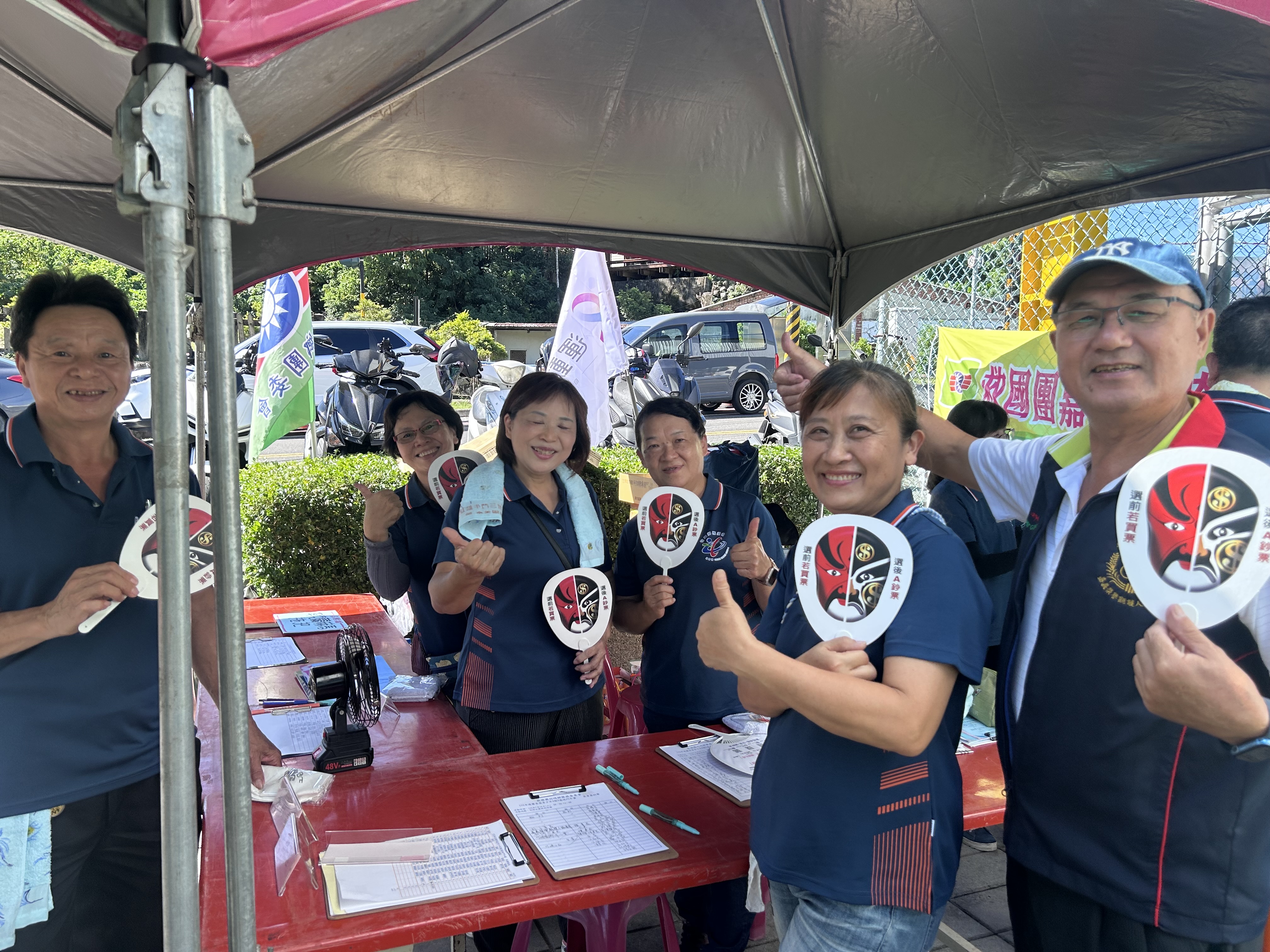 260718-6提早扎根廉潔觀念，向參與活動的民眾宣導「拒絕賄選，從我做起」。