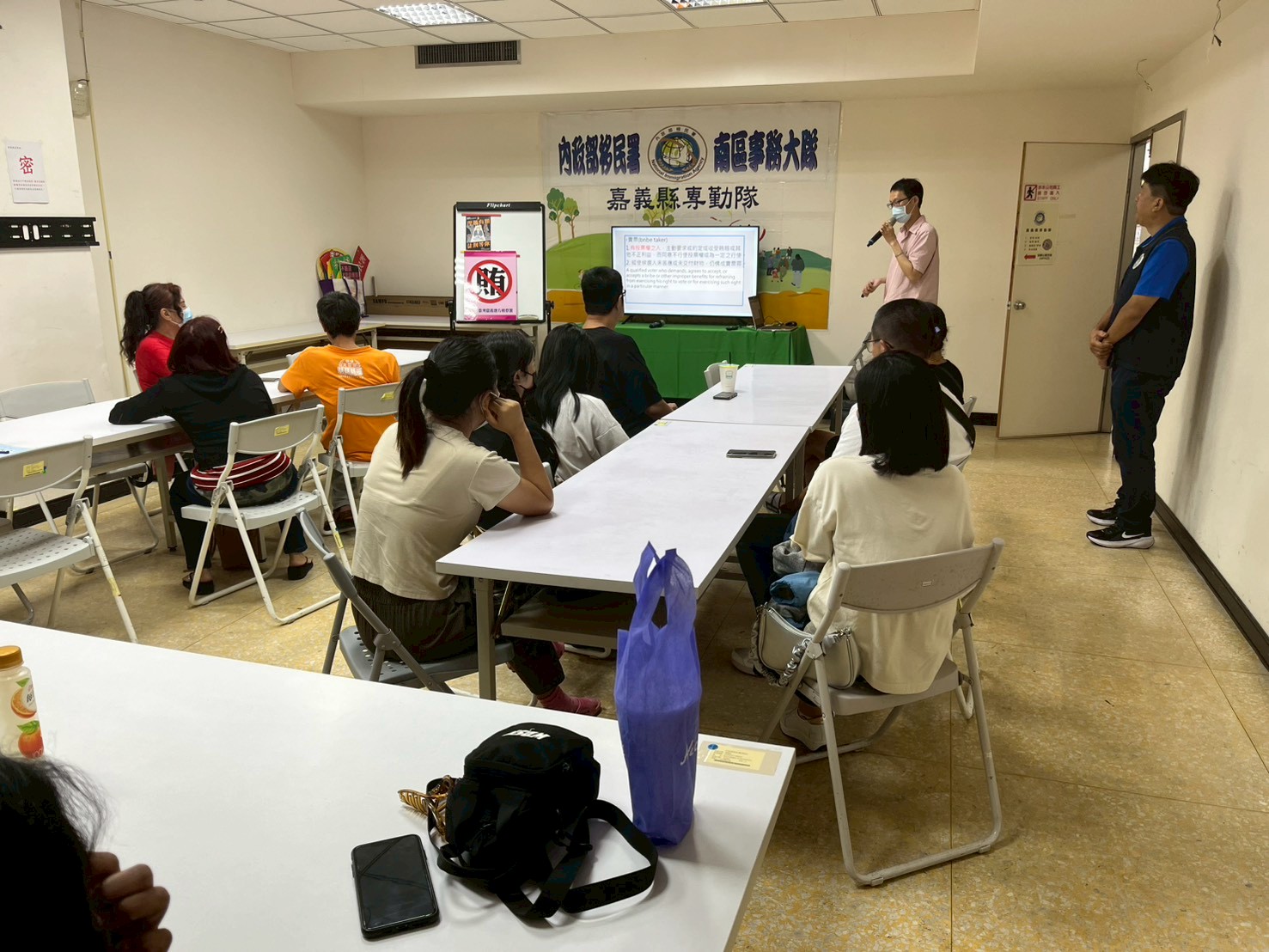 260718(2)-2觀護人提醒大家，為了守護臺灣民主，若有發現賄選情形可撥打檢舉專線：0800-024-099 按 4，有機會獲得檢舉獎金！